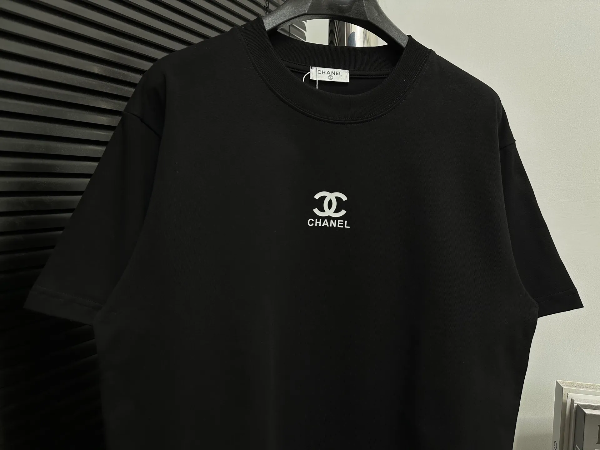 🅿️170 [CHanel] Chanel 25ss logo couple style short-sleeved T-shirt. The fabric is 260g double sand pure cotton. It feels very comfortable, fashionable and personalized. It is a super versatile and good-looking T-shirt. It is very suitable for both men and women. It is a must-have for everyone. Packaging, tag, collar label, washed wheat, complete👍 Color: black, white Size: XS-L