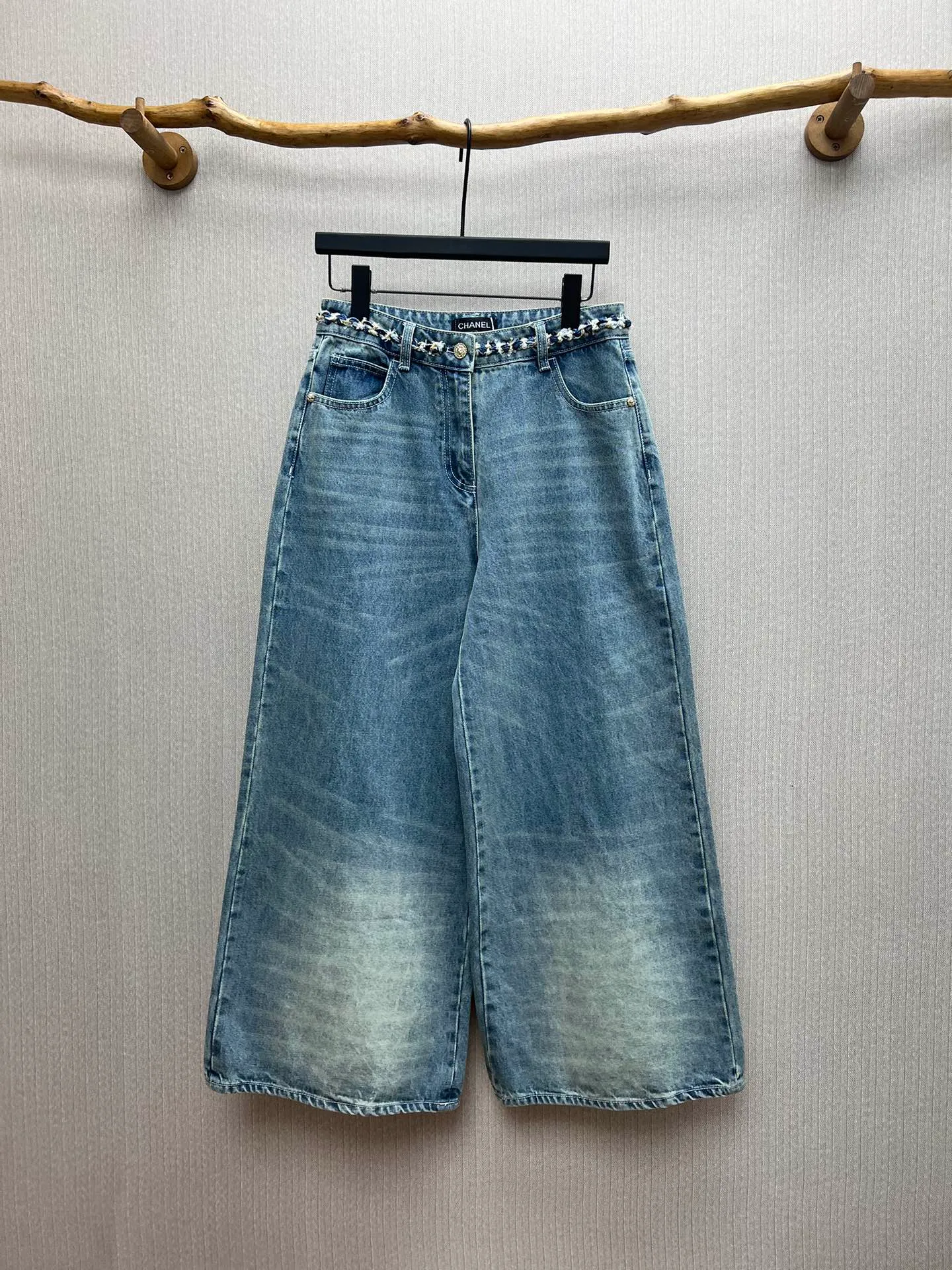 🅿️520 25ss Xiaoxiang’s new bundled hem denim trousers. Customized denim cotton material, multiple washes, crisp and stylish. The waistband is wrapped with chain weaving to highlight the brand’s tone. Exquisite placket button adjustment adds layering to the look. Gradient washing process from dark to light to modify the leg shape and beautify the proportions. High-waisted buttoned trousers, can be matched with the same series of vests. Fashionable as a set or worn alone. Number of yards: 36.38.40