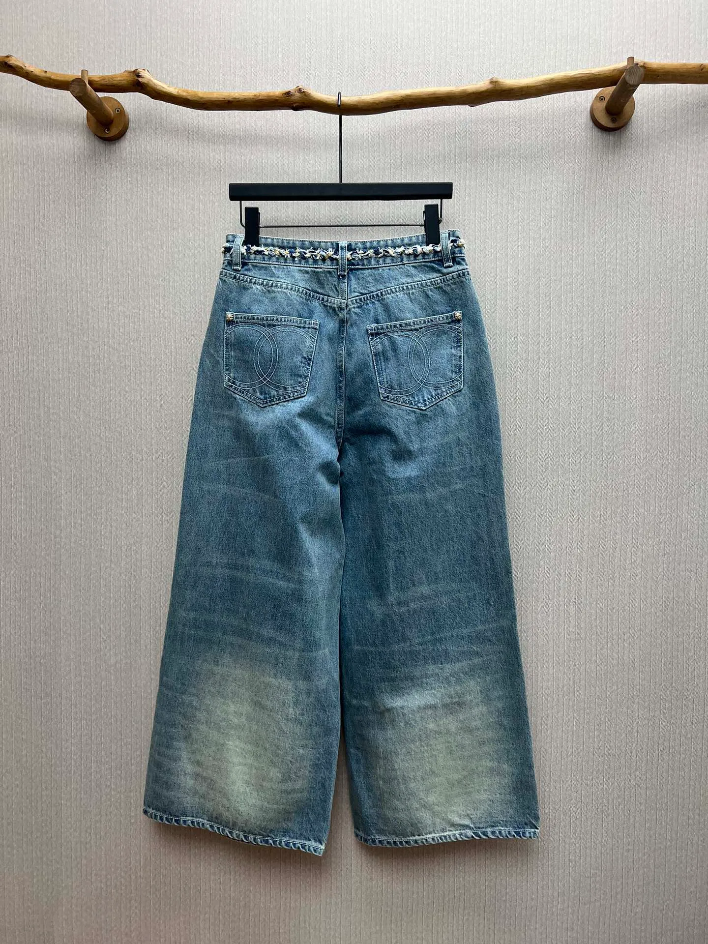 🅿️520 25ss Xiaoxiang’s new bundled hem denim trousers. Customized denim cotton material, multiple washes, crisp and stylish. The waistband is wrapped with chain weaving to highlight the brand’s tone. Exquisite placket button adjustment adds layering to the look. Gradient washing process from dark to light to modify the leg shape and beautify the proportions. High-waisted buttoned trousers, can be matched with the same series of vests. Fashionable as a set or worn alone. Number of yards: 36.38.40