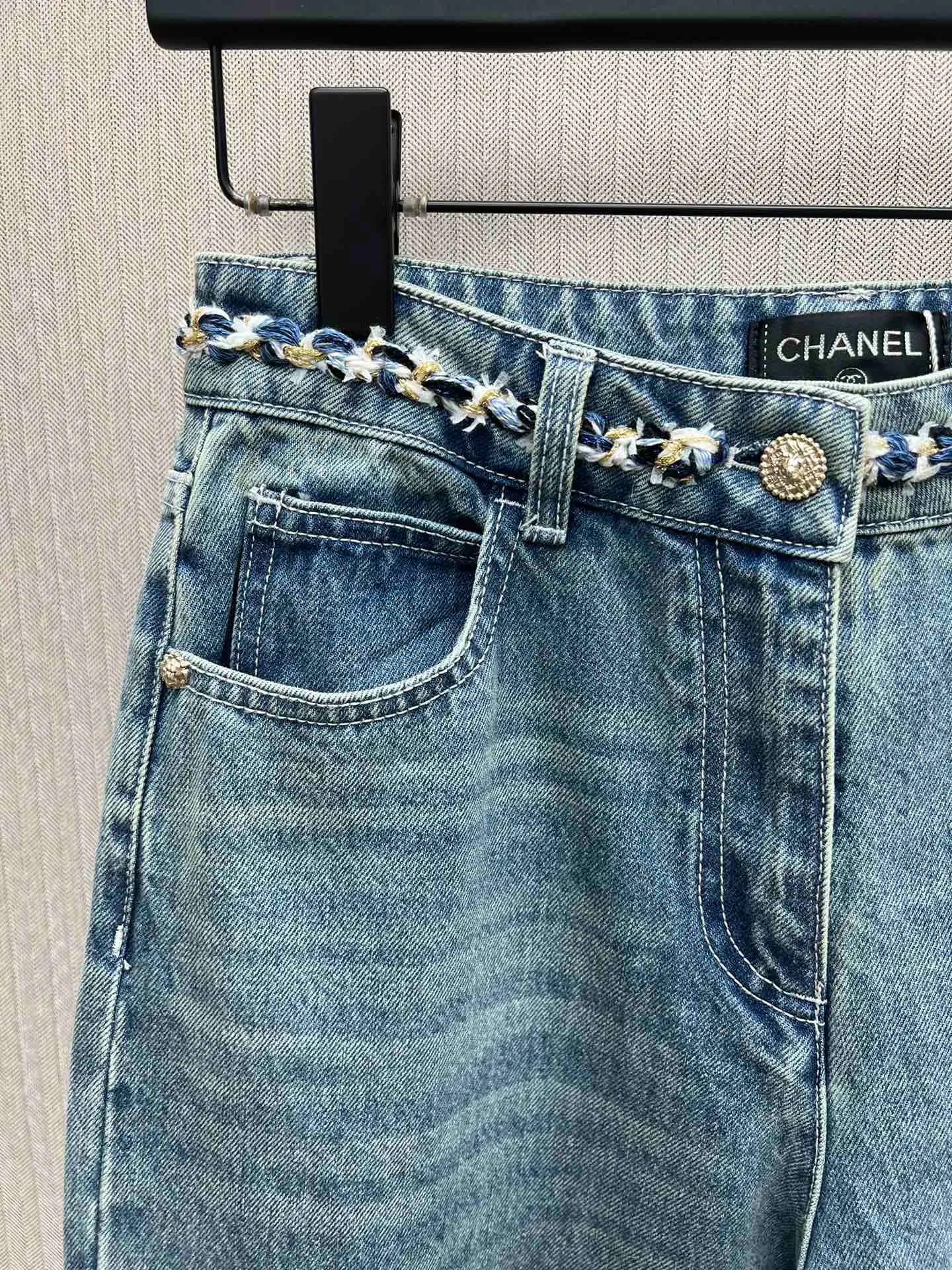 🅿️520 25ss Xiaoxiang’s new bundled hem denim trousers. Customized denim cotton material, multiple washes, crisp and stylish. The waistband is wrapped with chain weaving to highlight the brand’s tone. Exquisite placket button adjustment adds layering to the look. Gradient washing process from dark to light to modify the leg shape and beautify the proportions. High-waisted buttoned trousers, can be matched with the same series of vests. Fashionable as a set or worn alone. Number of yards: 36.38.40