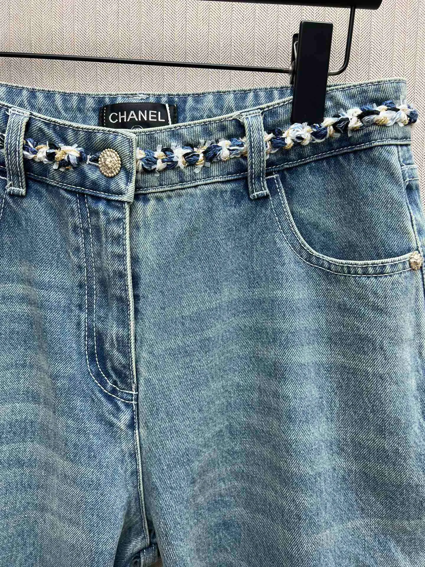 🅿️520 25ss Xiaoxiang’s new bundled hem denim trousers. Customized denim cotton material, multiple washes, crisp and stylish. The waistband is wrapped with chain weaving to highlight the brand’s tone. Exquisite placket button adjustment adds layering to the look. Gradient washing process from dark to light to modify the leg shape and beautify the proportions. High-waisted buttoned trousers, can be matched with the same series of vests. Fashionable as a set or worn alone. Number of yards: 36.38.40