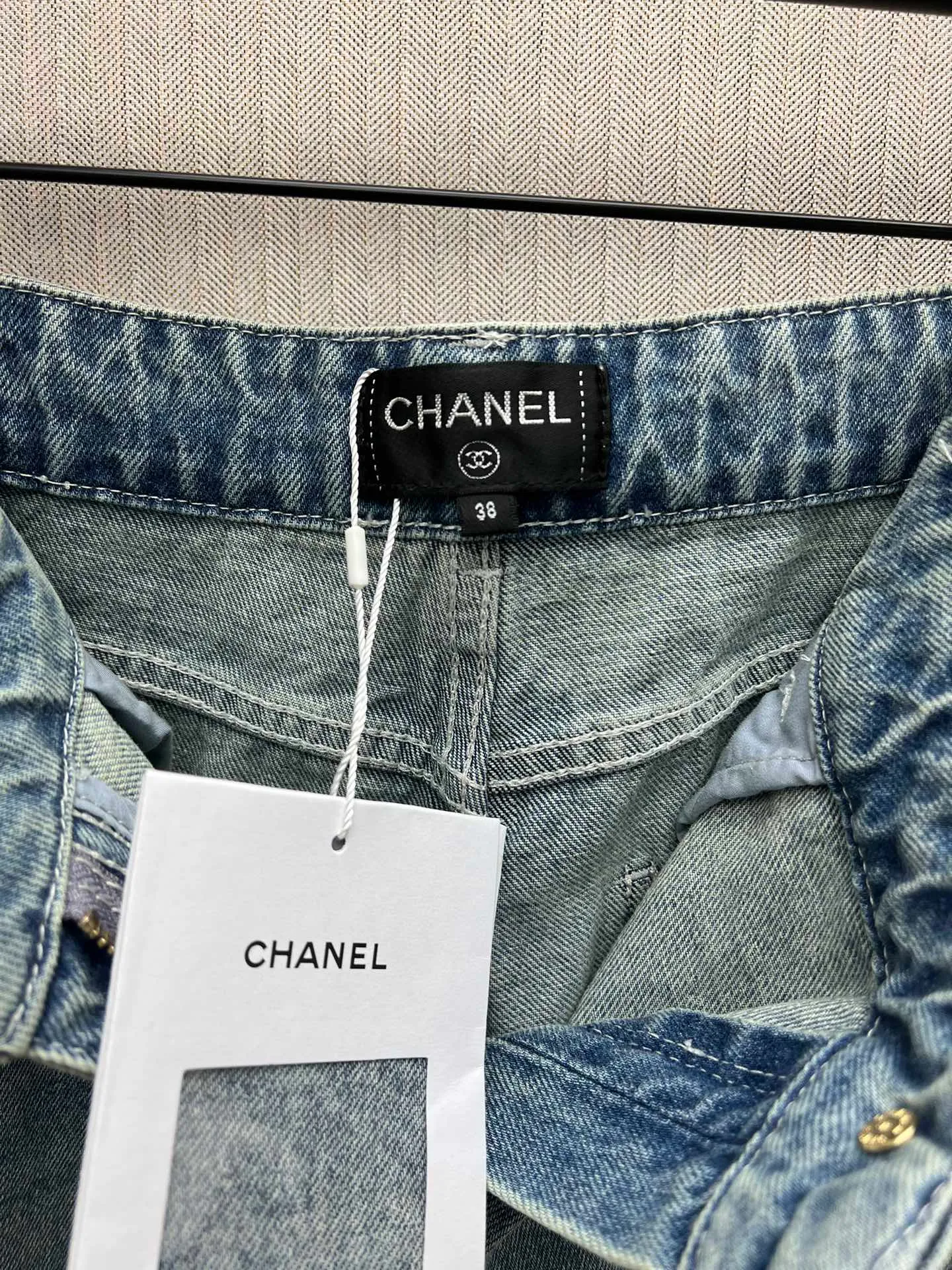 🅿️520 25ss Xiaoxiang’s new bundled hem denim trousers. Customized denim cotton material, multiple washes, crisp and stylish. The waistband is wrapped with chain weaving to highlight the brand’s tone. Exquisite placket button adjustment adds layering to the look. Gradient washing process from dark to light to modify the leg shape and beautify the proportions. High-waisted buttoned trousers, can be matched with the same series of vests. Fashionable as a set or worn alone. Number of yards: 36.38.40