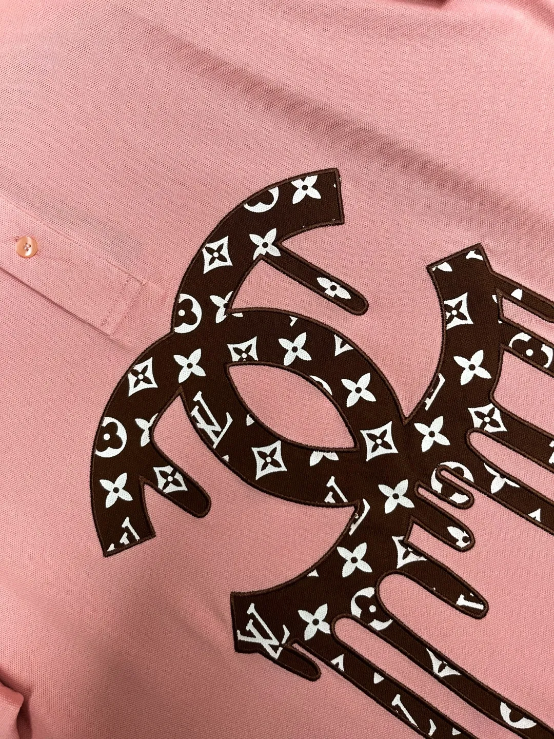 🅿️210 CHANEL&LV Chanel Louis Vuitton joint letter embroidered new Polo shirt Original fabric Original customized accessories Official same style Made of 210 grams of mercerized pique fabric, customized in the same vat dyed fabric It feels very comfortable and smooth The version is quite wide and stylish Produced by a first-line brand OEM factory Imported Behringer embroidery machine The embroidery is full and textured The ribs on the collar and mouth are woven with imported yarn and will not deform after long-term wear The latest spring and summer style, fashionable and personalized, super versatile and good-looking, very suitable for both men and women, a must-have style for everyone. Color: black, white, pink, size: M-XXXL