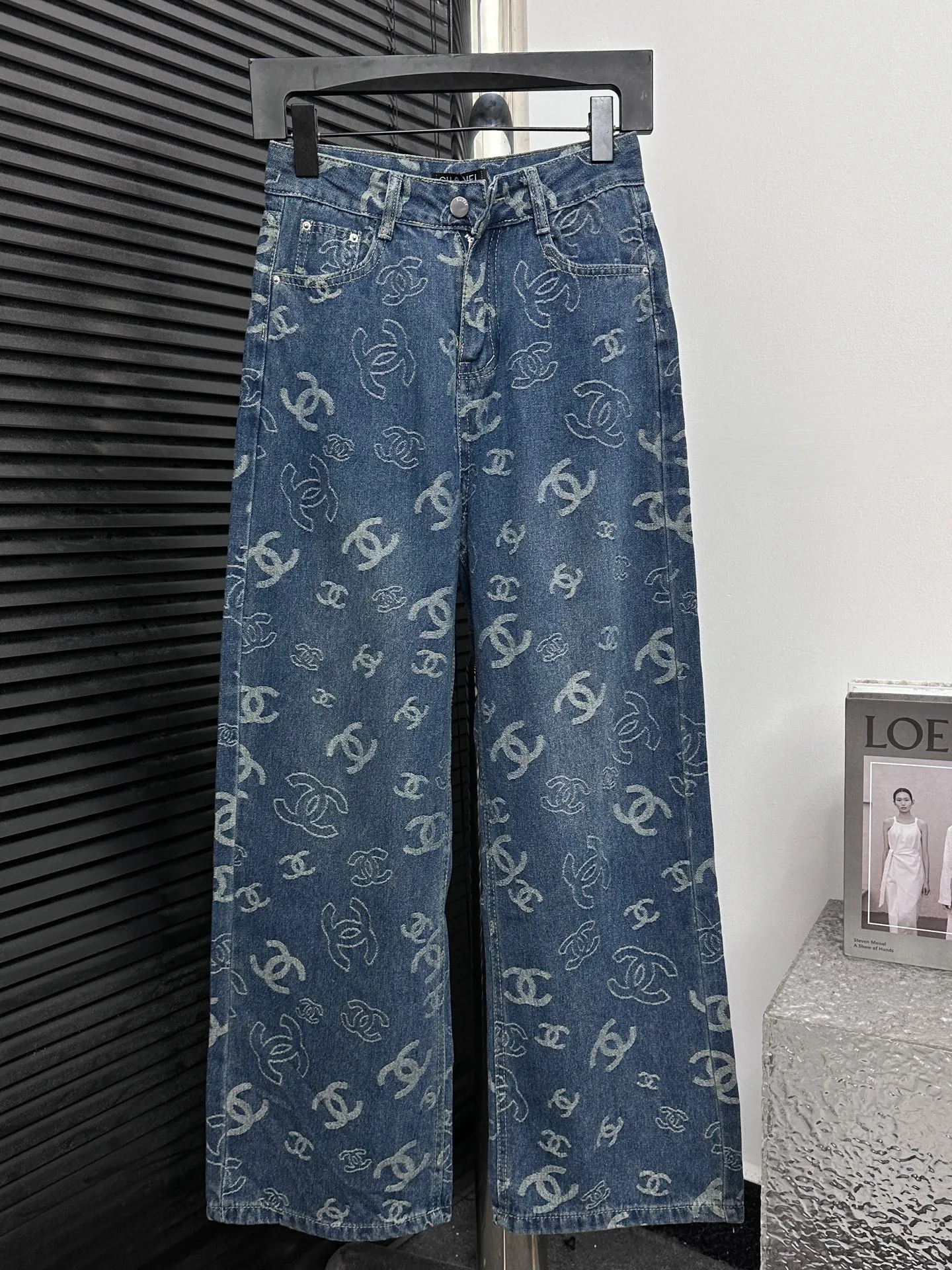 🅿️250 [Chanel] Xiaoxiang all-over printed denim trousers. Lazy style, fashionable and versatile. These jeans are really cool with wide legs. They cover the flesh and trim the crotch. It is good news for girls with voluptuous muscles. This highly recognizable style has a high rate of return. It must be a popular item this year. Size: XS-L