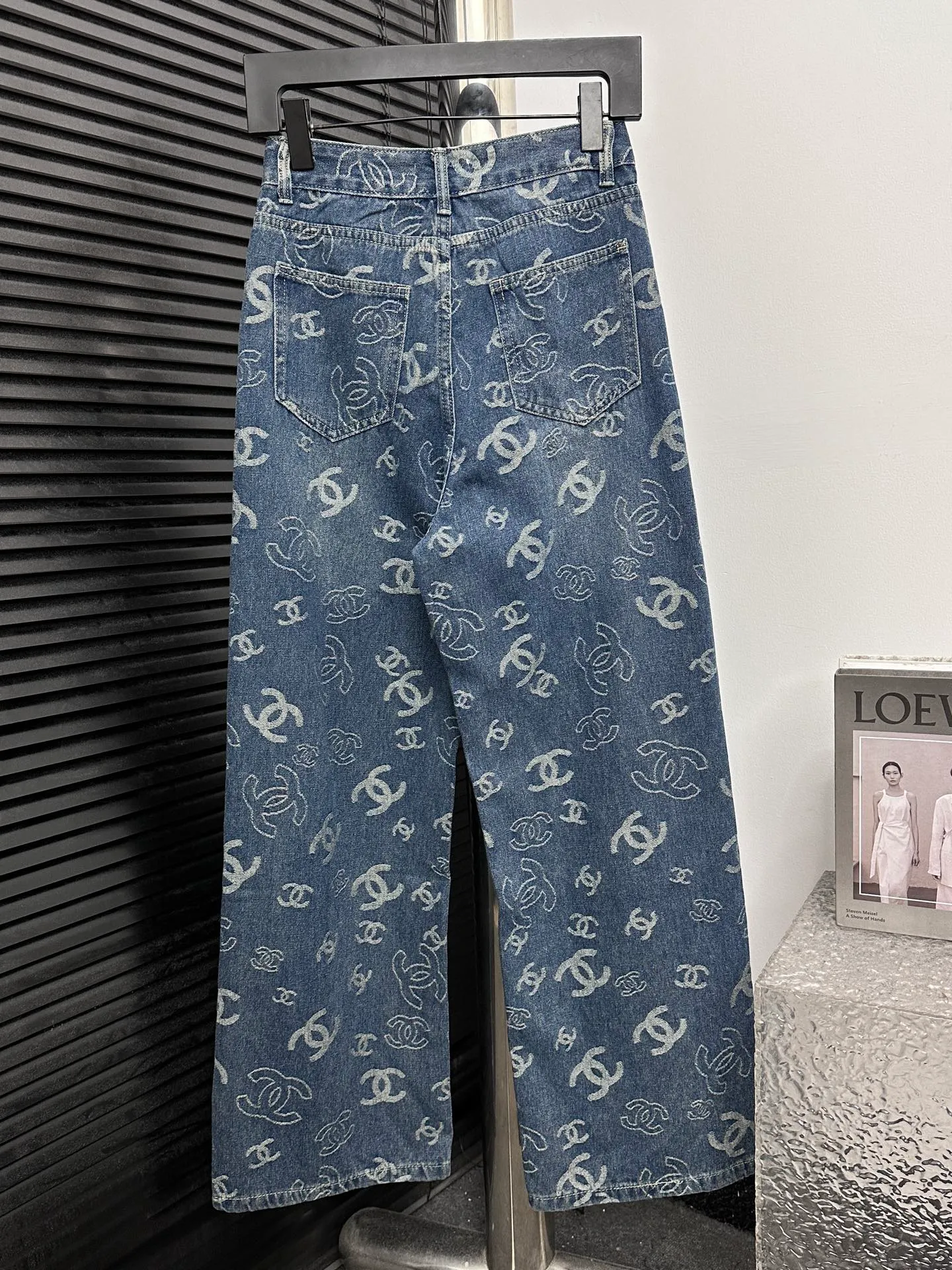 🅿️250 [Chanel] Xiaoxiang all-over printed denim trousers. Lazy style, fashionable and versatile. These jeans are really cool with wide legs. They cover the flesh and trim the crotch. It is good news for girls with voluptuous muscles. This highly recognizable style has a high rate of return. It must be a popular item this year. Size: XS-L