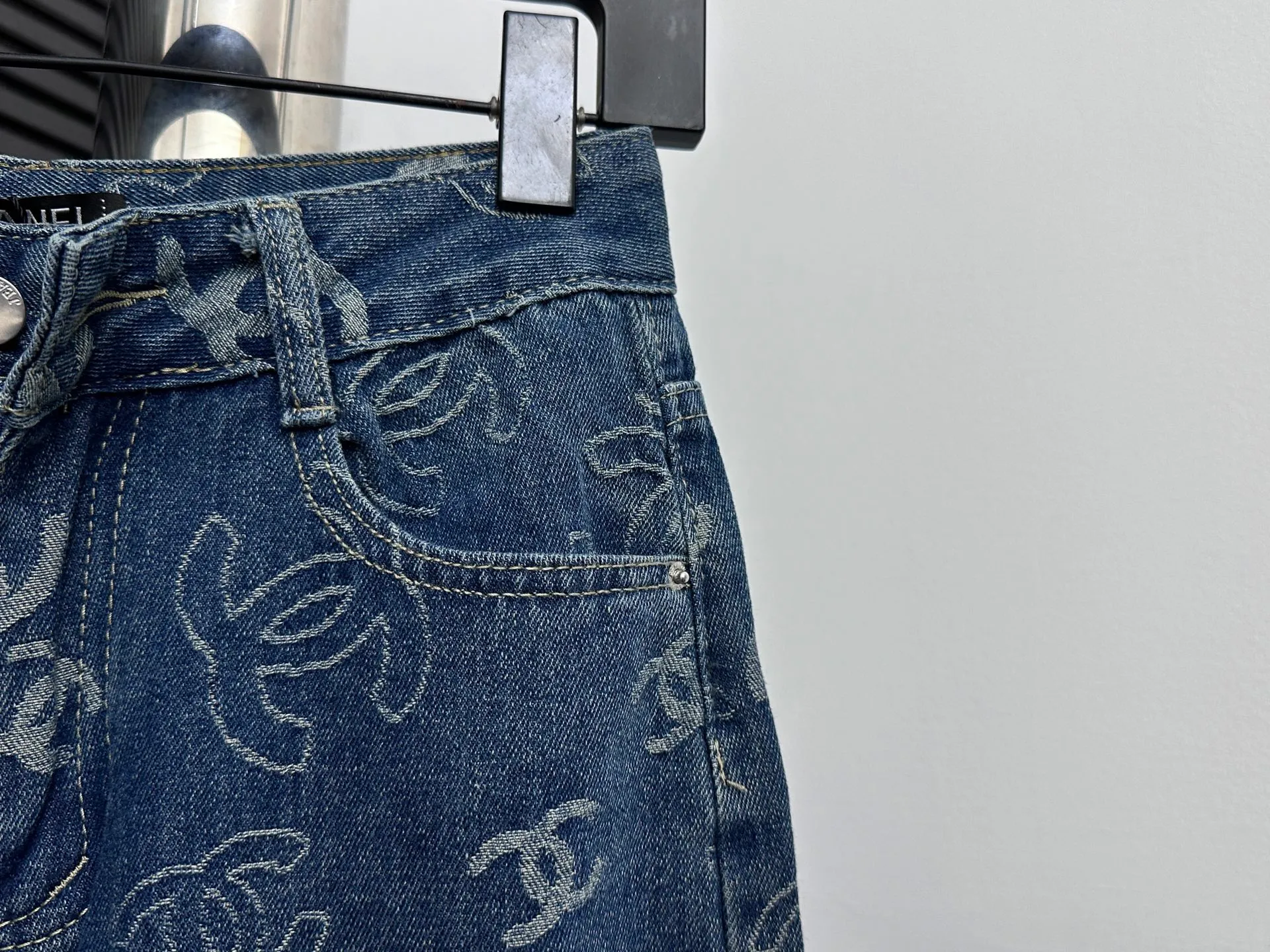 🅿️250 [Chanel] Xiaoxiang all-over printed denim trousers. Lazy style, fashionable and versatile. These jeans are really cool with wide legs. They cover the flesh and trim the crotch. It is good news for girls with voluptuous muscles. This highly recognizable style has a high rate of return. It must be a popular item this year. Size: XS-L