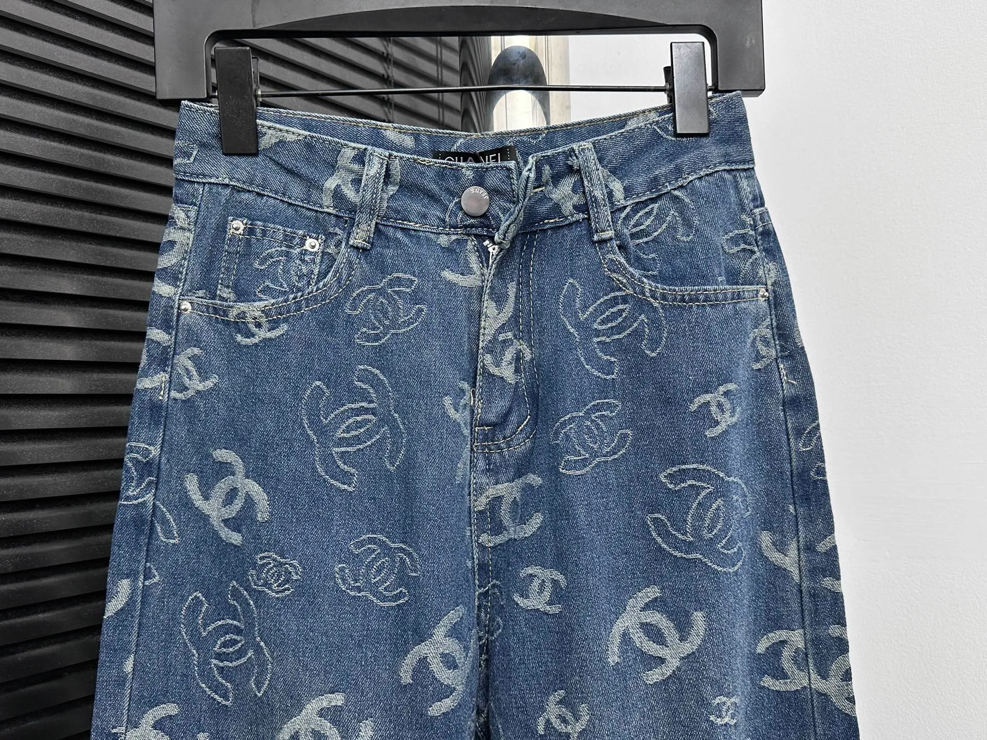 🅿️250 [Chanel] Xiaoxiang all-over printed denim trousers. Lazy style, fashionable and versatile. These jeans are really cool with wide legs. They cover the flesh and trim the crotch. It is good news for girls with voluptuous muscles. This highly recognizable style has a high rate of return. It must be a popular item this year. Size: XS-L