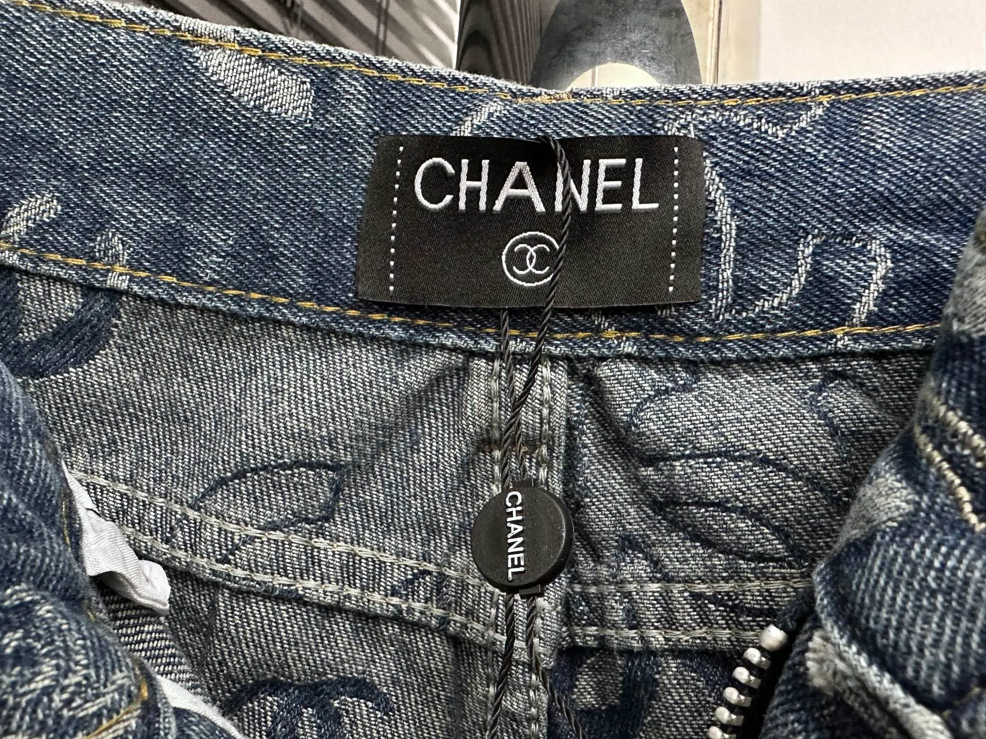🅿️250 [Chanel] Xiaoxiang all-over printed denim trousers. Lazy style, fashionable and versatile. These jeans are really cool with wide legs. They cover the flesh and trim the crotch. It is good news for girls with voluptuous muscles. This highly recognizable style has a high rate of return. It must be a popular item this year. Size: XS-L