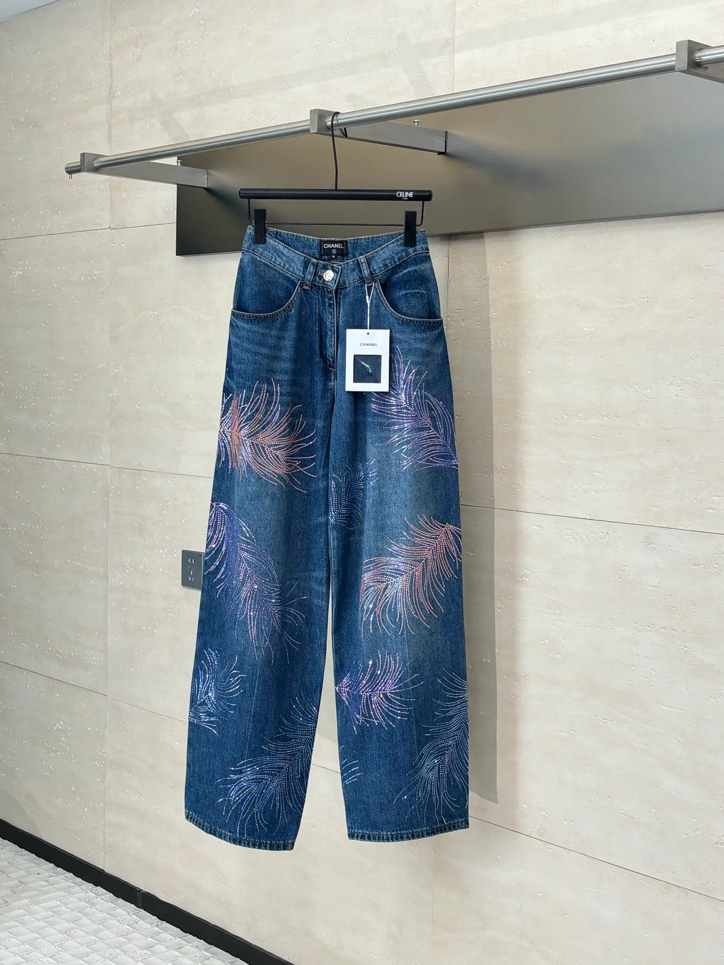 🅿️710 Chane*/Chanel 25 new feather rhinestone rubbed wide-leg jeans. Made of imported denim cotton material, the fabric is soft and comfortable. It has good breathability and is treated with repeated enzyme washing process, which is not easy to dye and discolor. The waist, crotch and thighs are simulated to show an even rub and whitening effect. The old and retro feel is doubled, and the high-waist buttoned double pocket design is interlaced with multi-color rhinestones to form a feather pattern. The brand style is instantly improved, and the comfortable fabric is worn without a sense of restraint. Relaxed and fashionable, the wide-leg version accommodates and modifies the shape of your legs. It is full of high-street casual style, perfect for daily vacations and dates. Size: 36/38/40