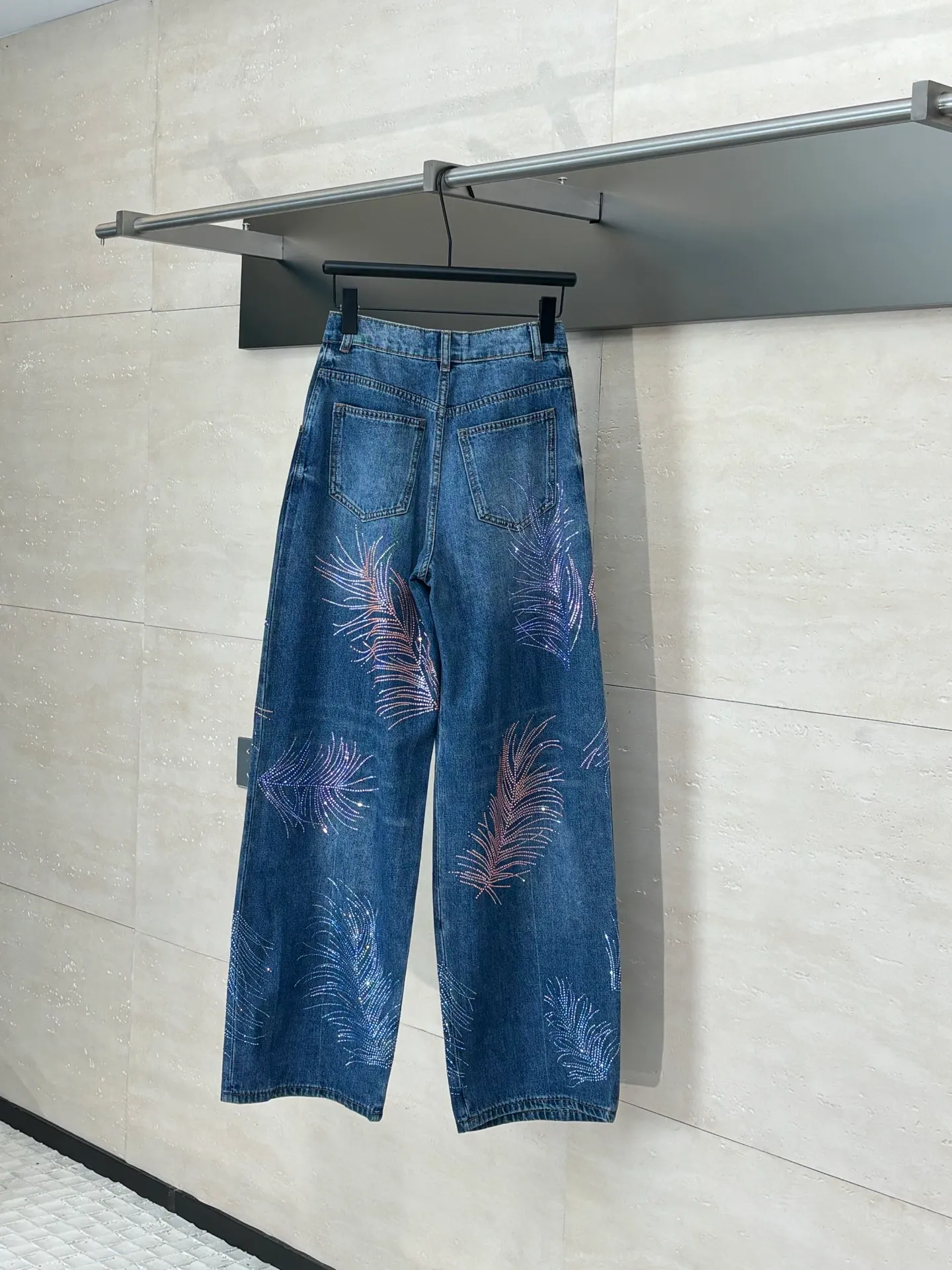 🅿️710 Chane*/Chanel 25 new feather rhinestone rubbed wide-leg jeans. Made of imported denim cotton material, the fabric is soft and comfortable. It has good breathability and is treated with repeated enzyme washing process, which is not easy to dye and discolor. The waist, crotch and thighs are simulated to show an even rub and whitening effect. The old and retro feel is doubled, and the high-waist buttoned double pocket design is interlaced with multi-color rhinestones to form a feather pattern. The brand style is instantly improved, and the comfortable fabric is worn without a sense of restraint. Relaxed and fashionable, the wide-leg version accommodates and modifies the shape of your legs. It is full of high-street casual style, perfect for daily vacations and dates. Size: 36/38/40