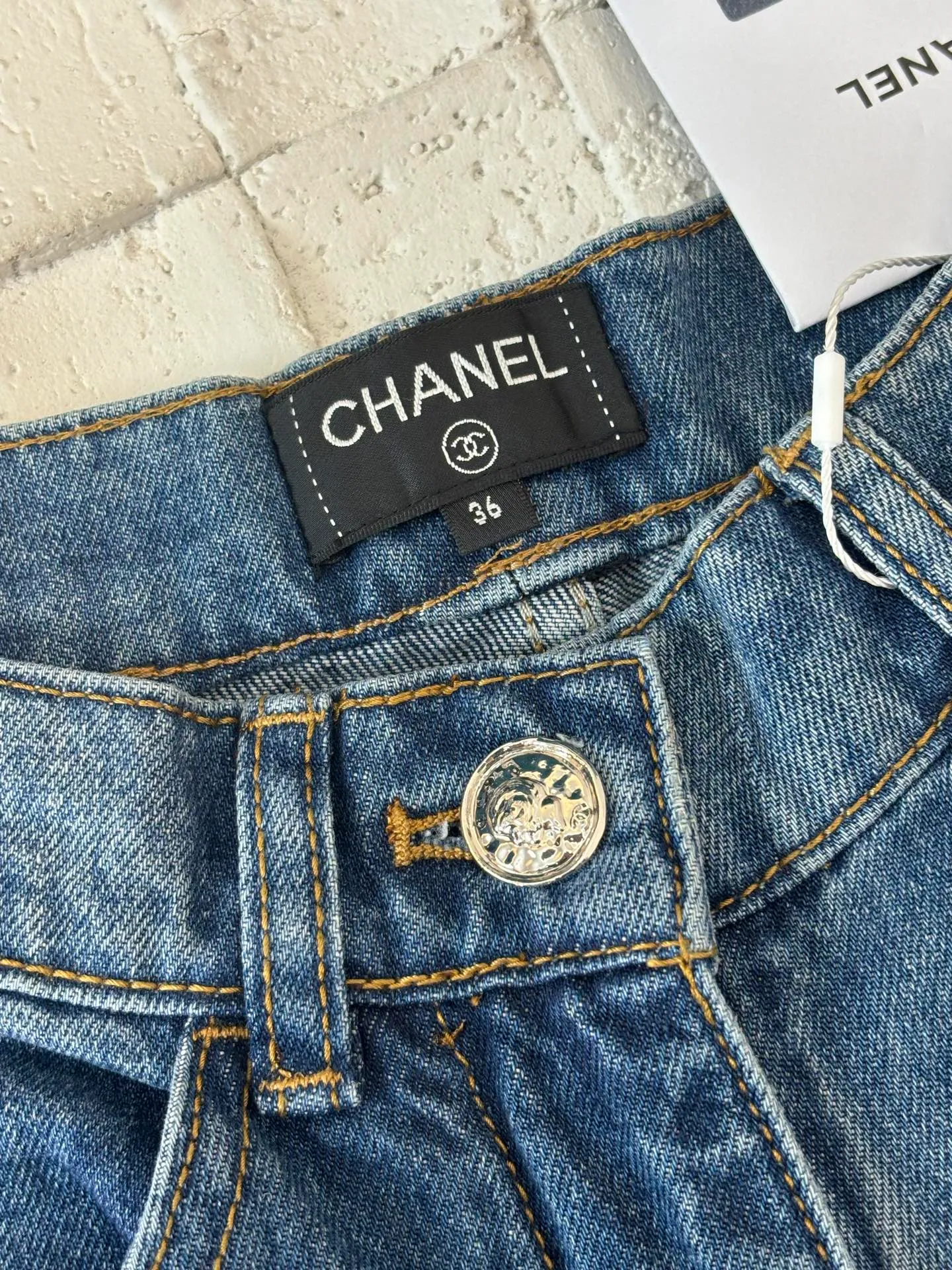 🅿️710 Chane*/Chanel 25 new feather rhinestone rubbed wide-leg jeans. Made of imported denim cotton material, the fabric is soft and comfortable. It has good breathability and is treated with repeated enzyme washing process, which is not easy to dye and discolor. The waist, crotch and thighs are simulated to show an even rub and whitening effect. The old and retro feel is doubled, and the high-waist buttoned double pocket design is interlaced with multi-color rhinestones to form a feather pattern. The brand style is instantly improved, and the comfortable fabric is worn without a sense of restraint. Relaxed and fashionable, the wide-leg version accommodates and modifies the shape of your legs. It is full of high-street casual style, perfect for daily vacations and dates. Size: 36/38/40