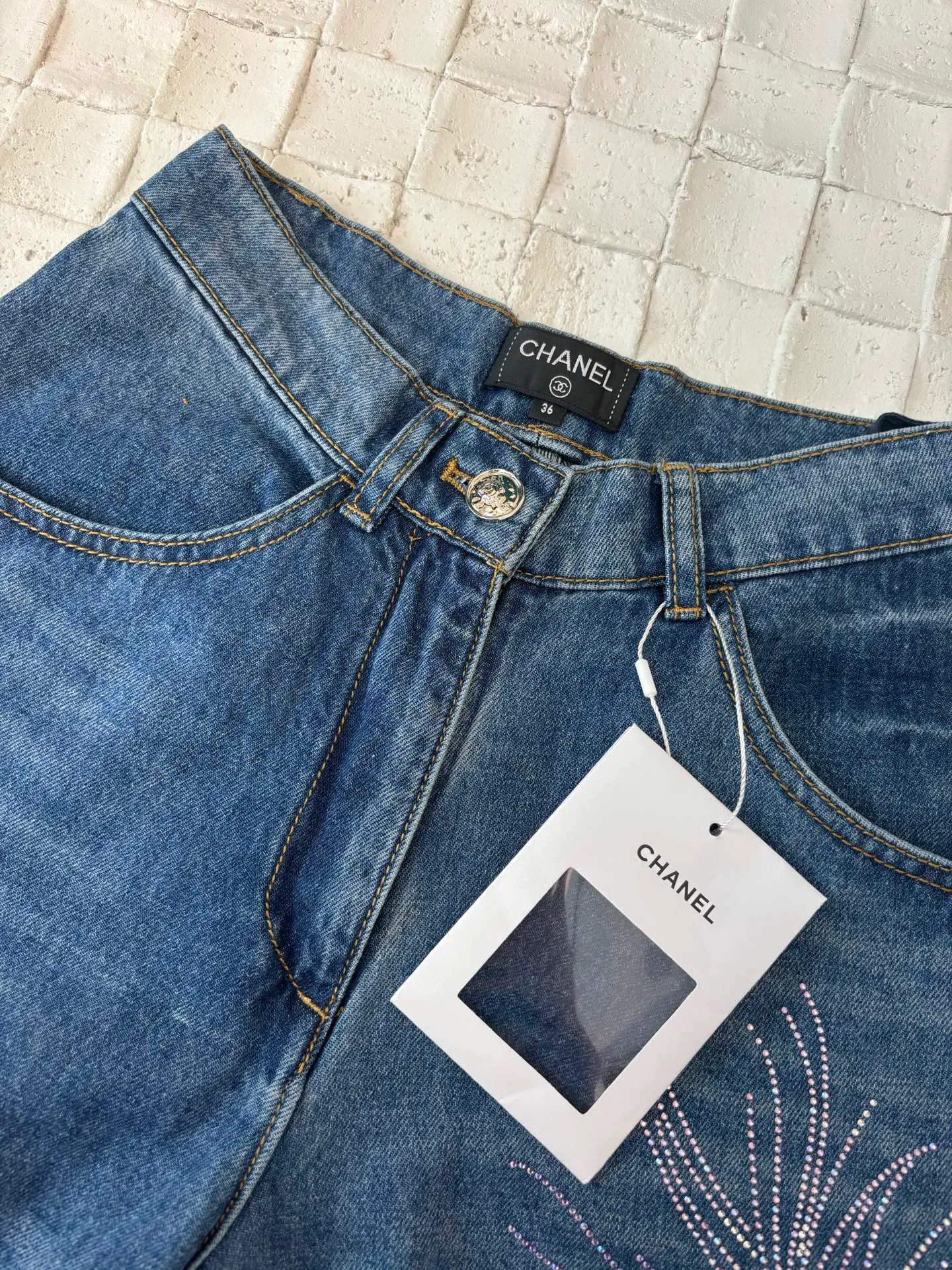 🅿️710 Chane*/Chanel 25 new feather rhinestone rubbed wide-leg jeans. Made of imported denim cotton material, the fabric is soft and comfortable. It has good breathability and is treated with repeated enzyme washing process, which is not easy to dye and discolor. The waist, crotch and thighs are simulated to show an even rub and whitening effect. The old and retro feel is doubled, and the high-waist buttoned double pocket design is interlaced with multi-color rhinestones to form a feather pattern. The brand style is instantly improved, and the comfortable fabric is worn without a sense of restraint. Relaxed and fashionable, the wide-leg version accommodates and modifies the shape of your legs. It is full of high-street casual style, perfect for daily vacations and dates. Size: 36/38/40