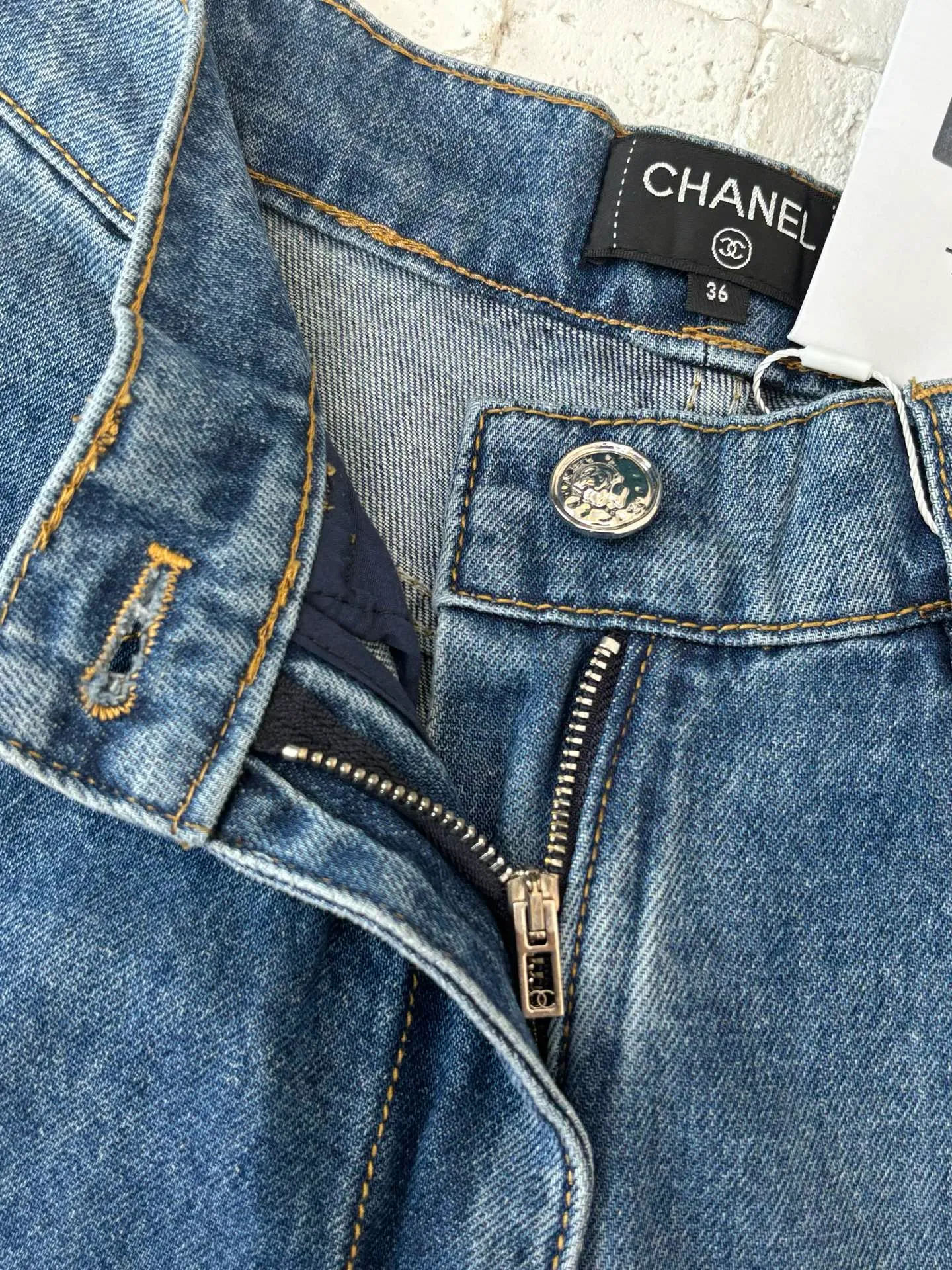 🅿️710 Chane*/Chanel 25 new feather rhinestone rubbed wide-leg jeans. Made of imported denim cotton material, the fabric is soft and comfortable. It has good breathability and is treated with repeated enzyme washing process, which is not easy to dye and discolor. The waist, crotch and thighs are simulated to show an even rub and whitening effect. The old and retro feel is doubled, and the high-waist buttoned double pocket design is interlaced with multi-color rhinestones to form a feather pattern. The brand style is instantly improved, and the comfortable fabric is worn without a sense of restraint. Relaxed and fashionable, the wide-leg version accommodates and modifies the shape of your legs. It is full of high-street casual style, perfect for daily vacations and dates. Size: 36/38/40