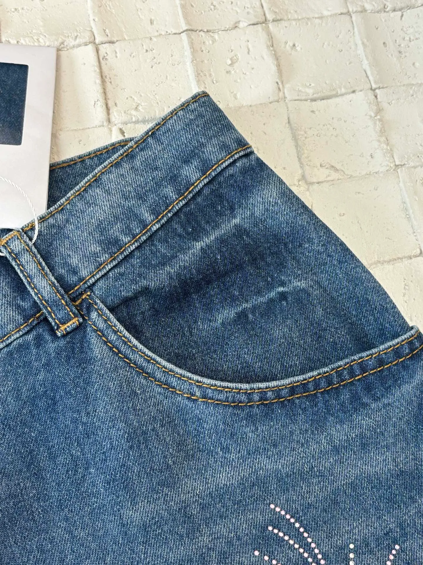 🅿️710 Chane*/Chanel 25 new feather rhinestone rubbed wide-leg jeans. Made of imported denim cotton material, the fabric is soft and comfortable. It has good breathability and is treated with repeated enzyme washing process, which is not easy to dye and discolor. The waist, crotch and thighs are simulated to show an even rub and whitening effect. The old and retro feel is doubled, and the high-waist buttoned double pocket design is interlaced with multi-color rhinestones to form a feather pattern. The brand style is instantly improved, and the comfortable fabric is worn without a sense of restraint. Relaxed and fashionable, the wide-leg version accommodates and modifies the shape of your legs. It is full of high-street casual style, perfect for daily vacations and dates. Size: 36/38/40