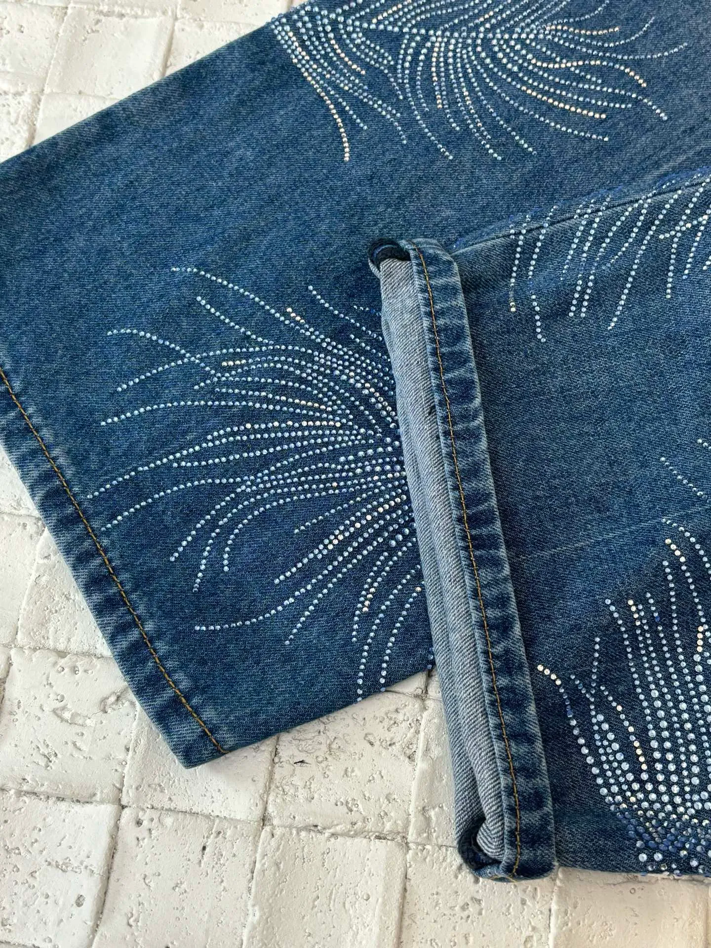 🅿️710 Chane*/Chanel 25 new feather rhinestone rubbed wide-leg jeans. Made of imported denim cotton material, the fabric is soft and comfortable. It has good breathability and is treated with repeated enzyme washing process, which is not easy to dye and discolor. The waist, crotch and thighs are simulated to show an even rub and whitening effect. The old and retro feel is doubled, and the high-waist buttoned double pocket design is interlaced with multi-color rhinestones to form a feather pattern. The brand style is instantly improved, and the comfortable fabric is worn without a sense of restraint. Relaxed and fashionable, the wide-leg version accommodates and modifies the shape of your legs. It is full of high-street casual style, perfect for daily vacations and dates. Size: 36/38/40