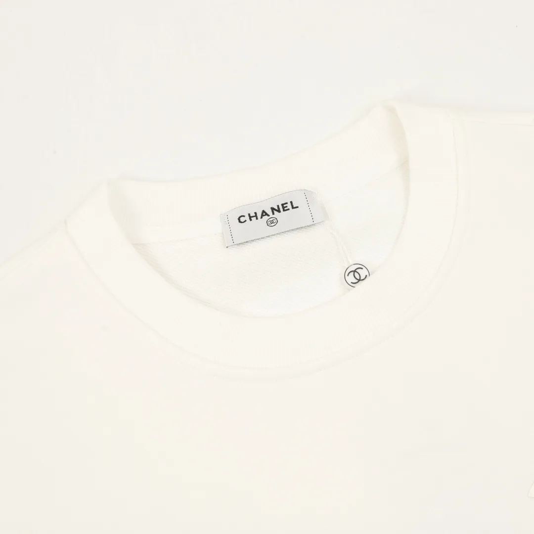 🅿️500 CHANEL 25FW Silicone small label round neck sweatshirt 480g high-grade combed cotton fabric Counter collar label Purchasing grade white thick plate hang tag Original hanging beads Three-dimensional foam printing on the front and back Strong sense of layering Same style for men and women Couple style Oversize version Loose Size: S-XL