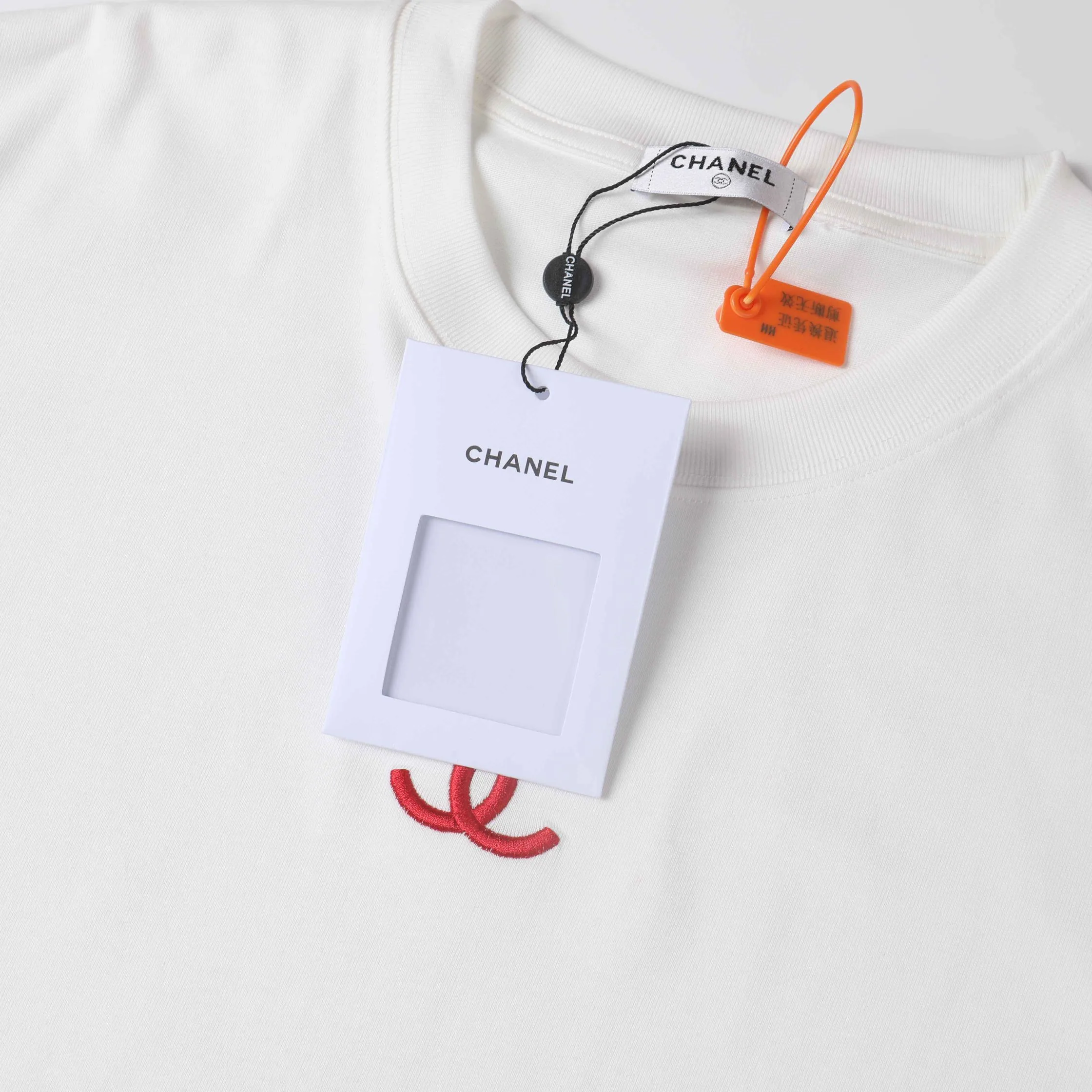 🅿️190 CHANEL Chanel towel embroidered short sleeves. High-end Lg embroidery on the front. English letters are embroidered with high-quality toothbrushes to present a clean and general appearance. The fabric is custom dyed. Comfortable and soft. Complete with three labels, full of practicality and high-end. Same style for men and women. It is a practical item that is necessary for daily use. Color Black White Plum Red Size: S M L XL (Style No. E503)