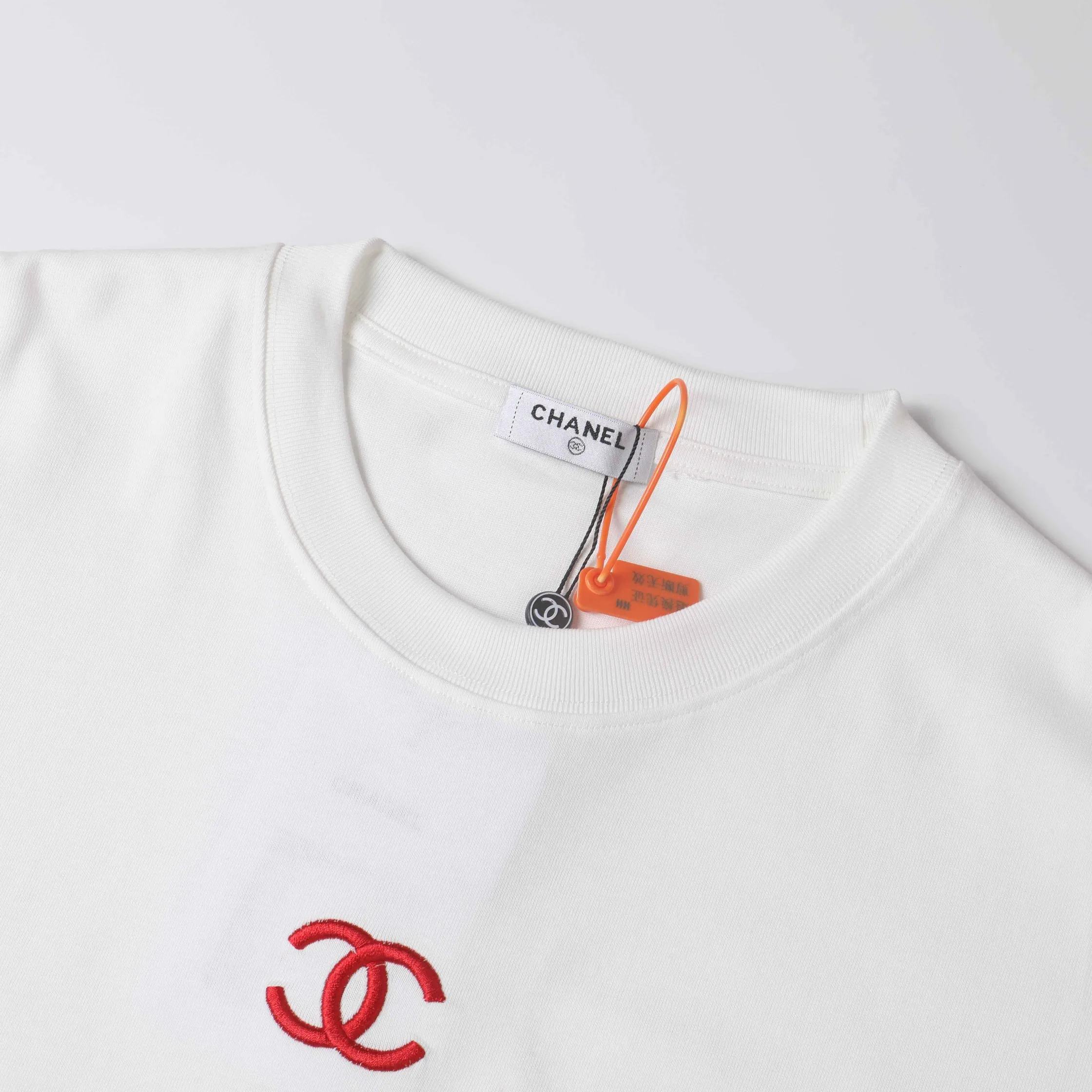🅿️190 CHANEL Chanel towel embroidered short sleeves. High-end Lg embroidery on the front. English letters are embroidered with high-quality toothbrushes to present a clean and general appearance. The fabric is custom dyed. Comfortable and soft. Complete with three labels, full of practicality and high-end. Same style for men and women. It is a practical item that is necessary for daily use. Color Black White Plum Red Size: S M L XL (Style No. E503)
