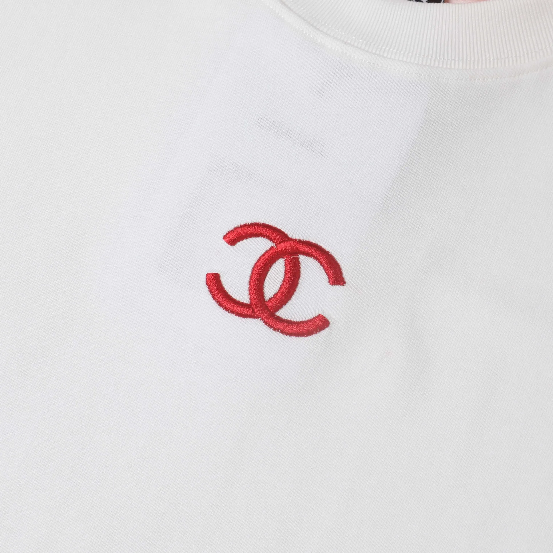🅿️190 CHANEL Chanel towel embroidered short sleeves. High-end Lg embroidery on the front. English letters are embroidered with high-quality toothbrushes to present a clean and general appearance. The fabric is custom dyed. Comfortable and soft. Complete with three labels, full of practicality and high-end. Same style for men and women. It is a practical item that is necessary for daily use. Color Black White Plum Red Size: S M L XL (Style No. E503)