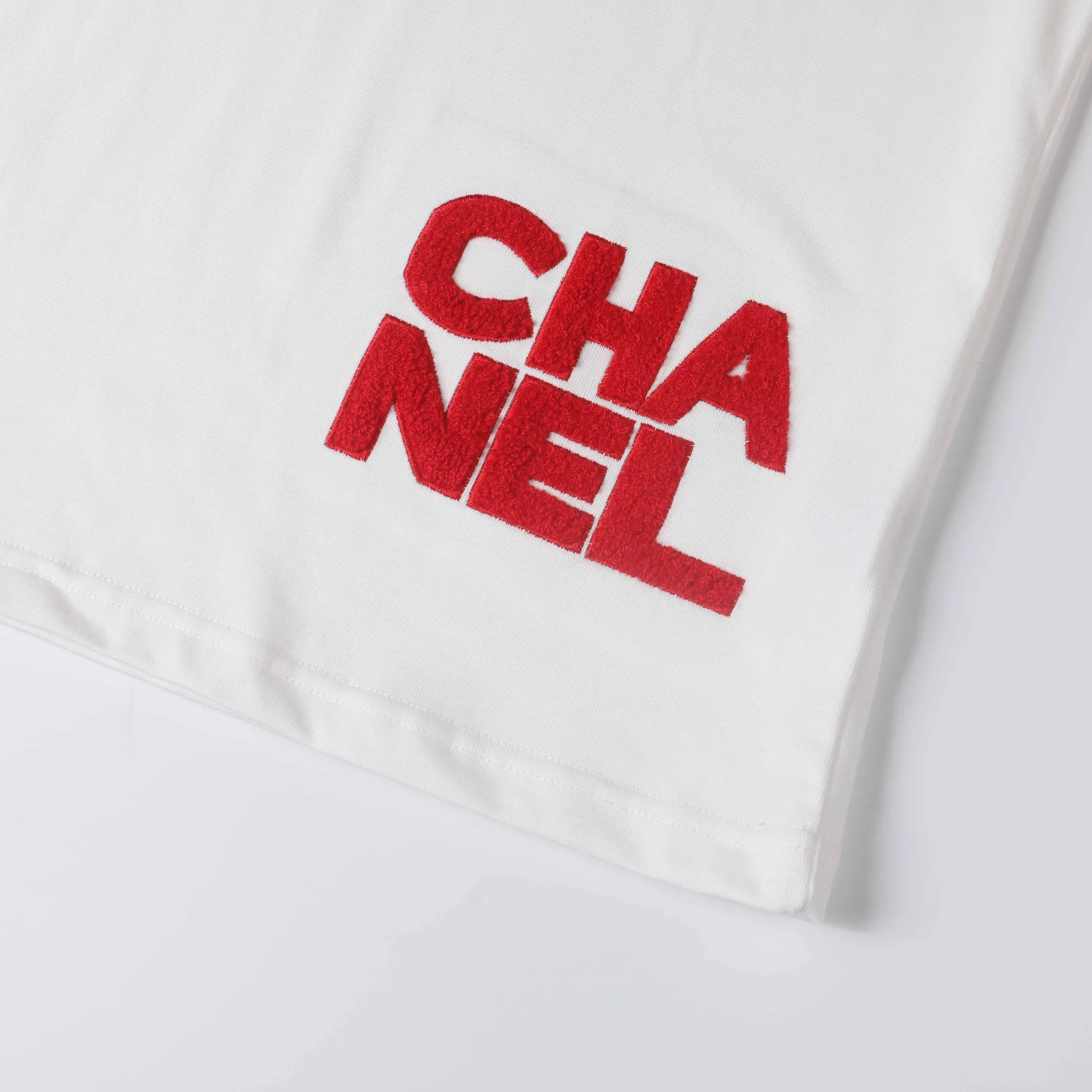 🅿️190 CHANEL Chanel towel embroidered short sleeves. High-end Lg embroidery on the front. English letters are embroidered with high-quality toothbrushes to present a clean and general appearance. The fabric is custom dyed. Comfortable and soft. Complete with three labels, full of practicality and high-end. Same style for men and women. It is a practical item that is necessary for daily use. Color Black White Plum Red Size: S M L XL (Style No. E503)