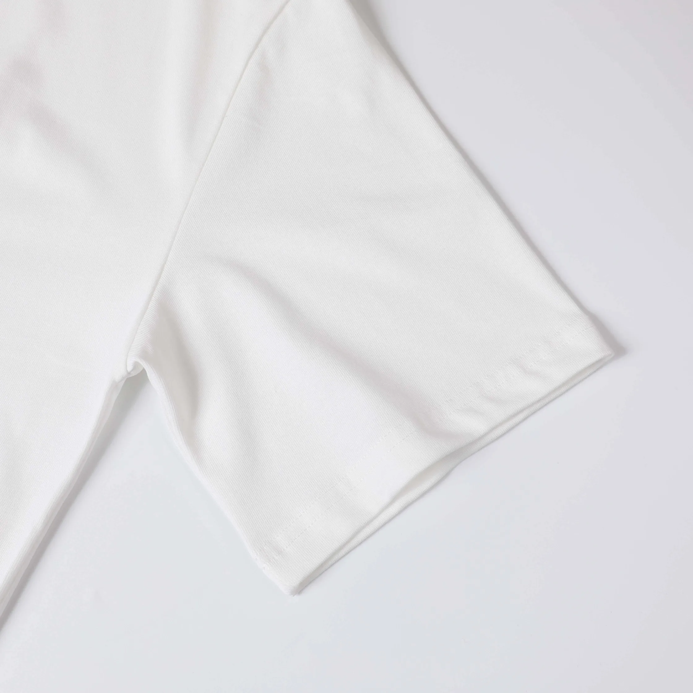 🅿️190 CHANEL Chanel towel embroidered short sleeves. High-end Lg embroidery on the front. English letters are embroidered with high-quality toothbrushes to present a clean and general appearance. The fabric is custom dyed. Comfortable and soft. Complete with three labels, full of practicality and high-end. Same style for men and women. It is a practical item that is necessary for daily use. Color Black White Plum Red Size: S M L XL (Style No. E503)