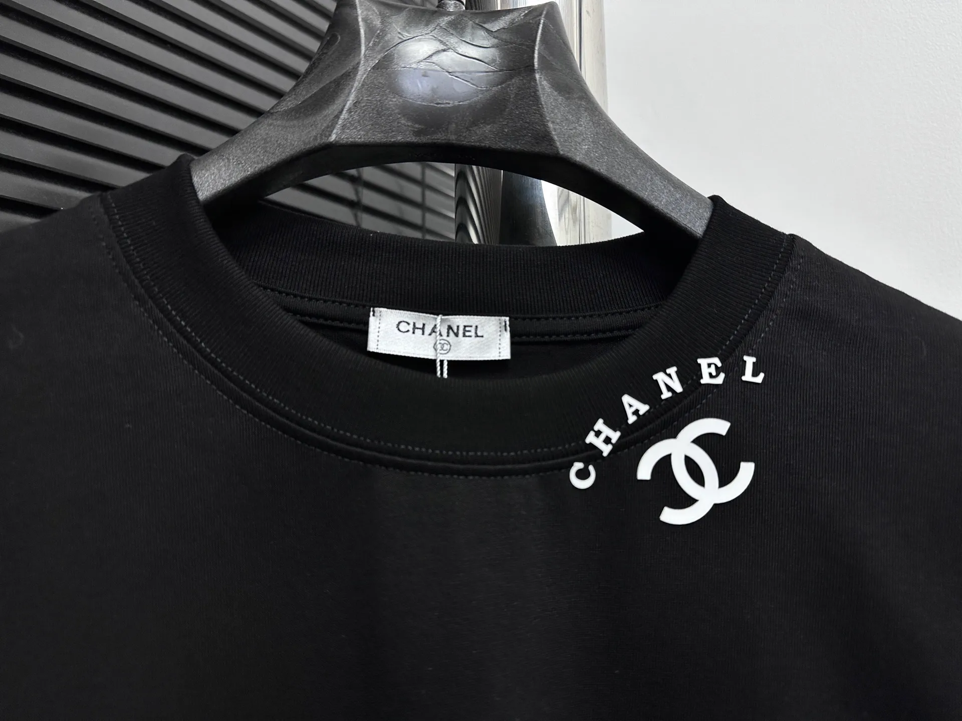 🅿️170 [CHanel] Chanel 25ss logo couple style short-sleeved T-shirt. The fabric is 260g double sand pure cotton. It feels very comfortable, fashionable and personalized. It is a super versatile and good-looking T-shirt. It is very suitable for both men and women. It is a must-have for everyone. Packaging, tag, collar label, washed wheat, complete👍 Color: black, white Size: XS-L