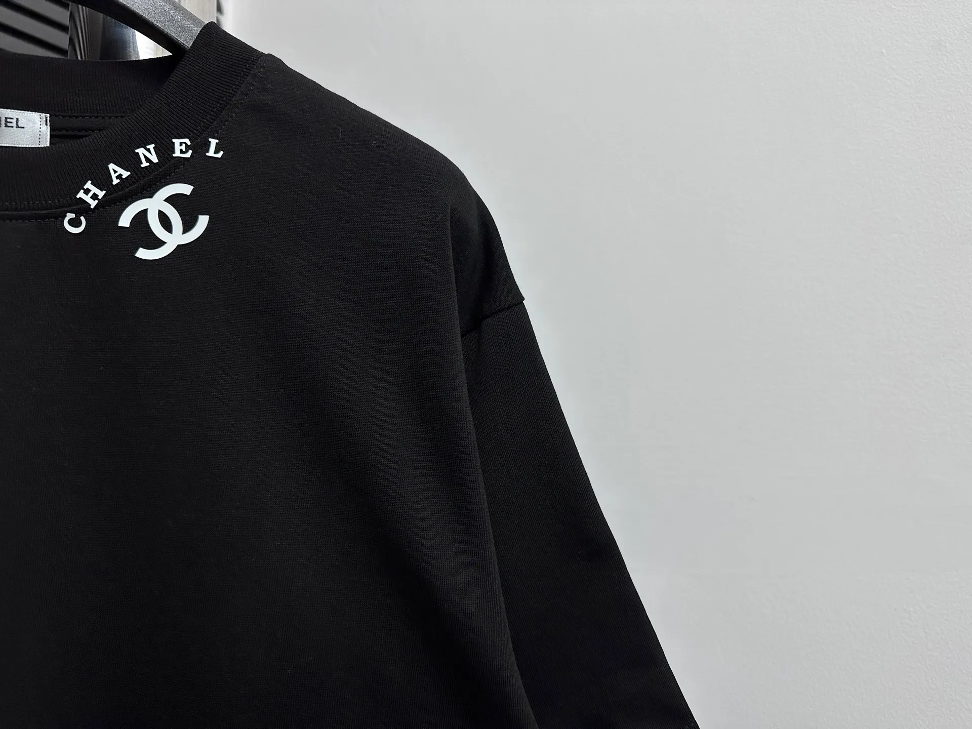 🅿️170 [CHanel] Chanel 25ss logo couple style short-sleeved T-shirt. The fabric is 260g double sand pure cotton. It feels very comfortable, fashionable and personalized. It is a super versatile and good-looking T-shirt. It is very suitable for both men and women. It is a must-have for everyone. Packaging, tag, collar label, washed wheat, complete👍 Color: black, white Size: XS-L