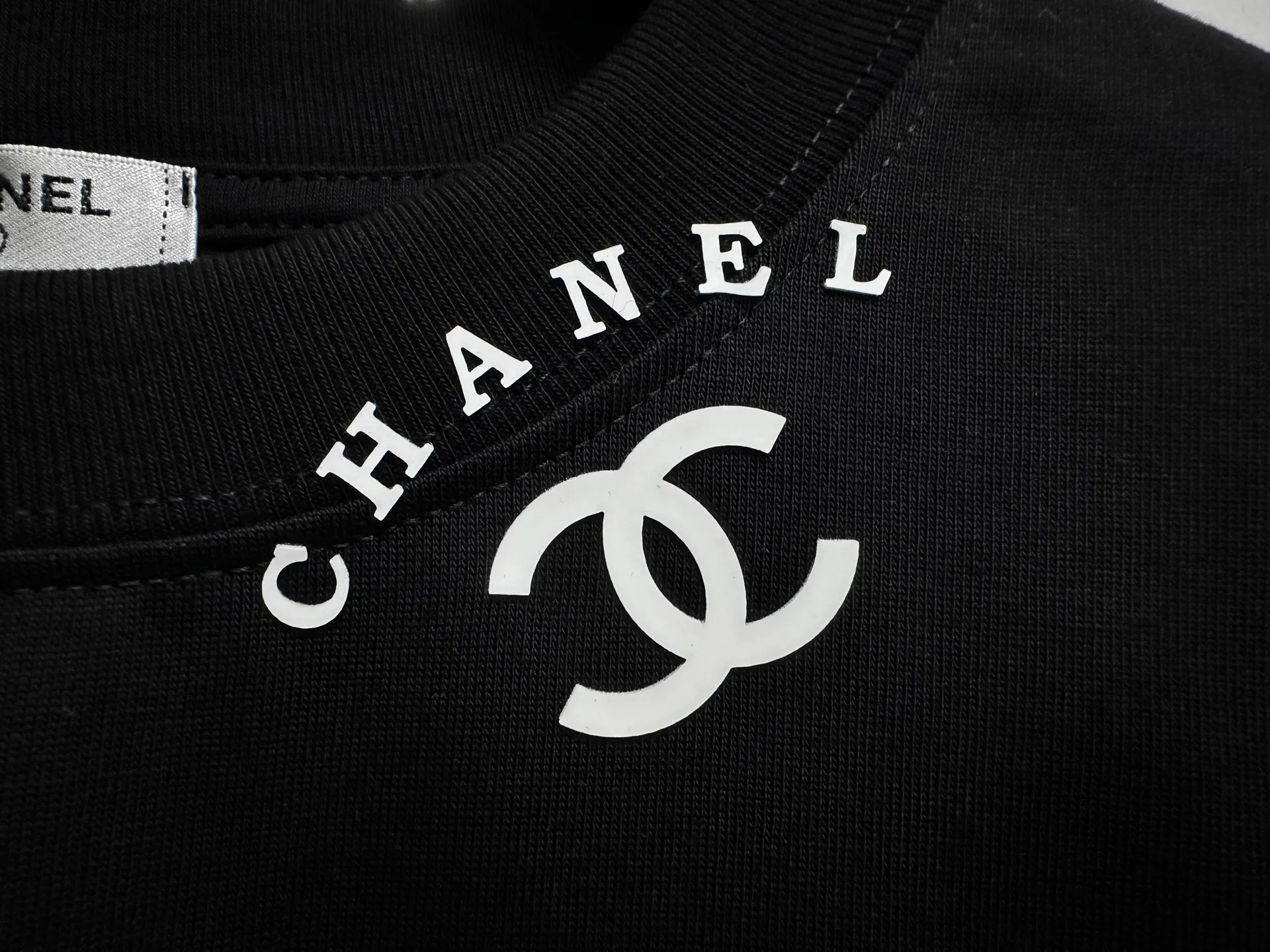 🅿️170 [CHanel] Chanel 25ss logo couple style short-sleeved T-shirt. The fabric is 260g double sand pure cotton. It feels very comfortable, fashionable and personalized. It is a super versatile and good-looking T-shirt. It is very suitable for both men and women. It is a must-have for everyone. Packaging, tag, collar label, washed wheat, complete👍 Color: black, white Size: XS-L