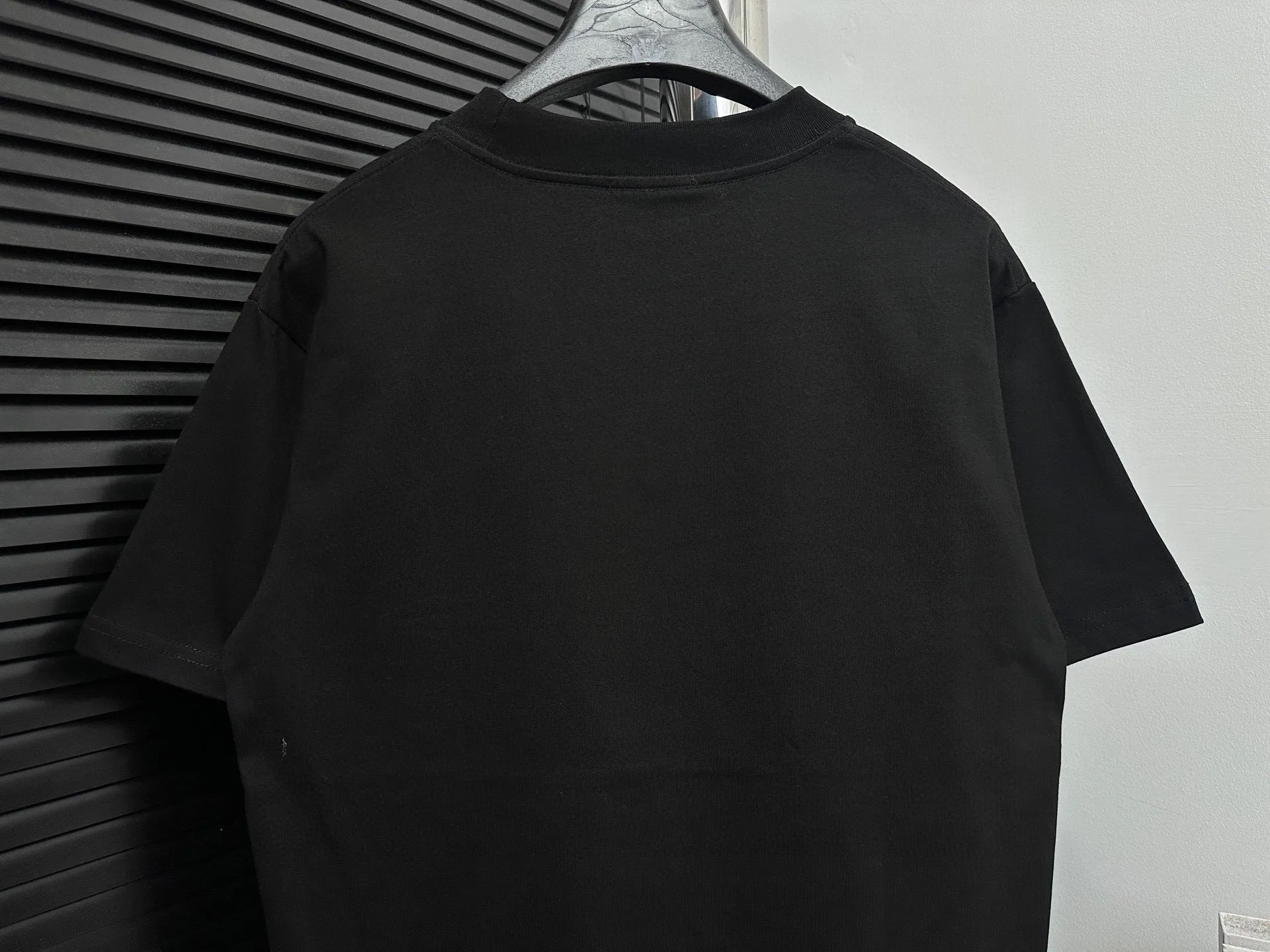 🅿️170 [CHanel] Chanel 25ss logo couple style short-sleeved T-shirt. The fabric is 260g double sand pure cotton. It feels very comfortable, fashionable and personalized. It is a super versatile and good-looking T-shirt. It is very suitable for both men and women. It is a must-have for everyone. Packaging, tag, collar label, washed wheat, complete👍 Color: black, white Size: XS-L