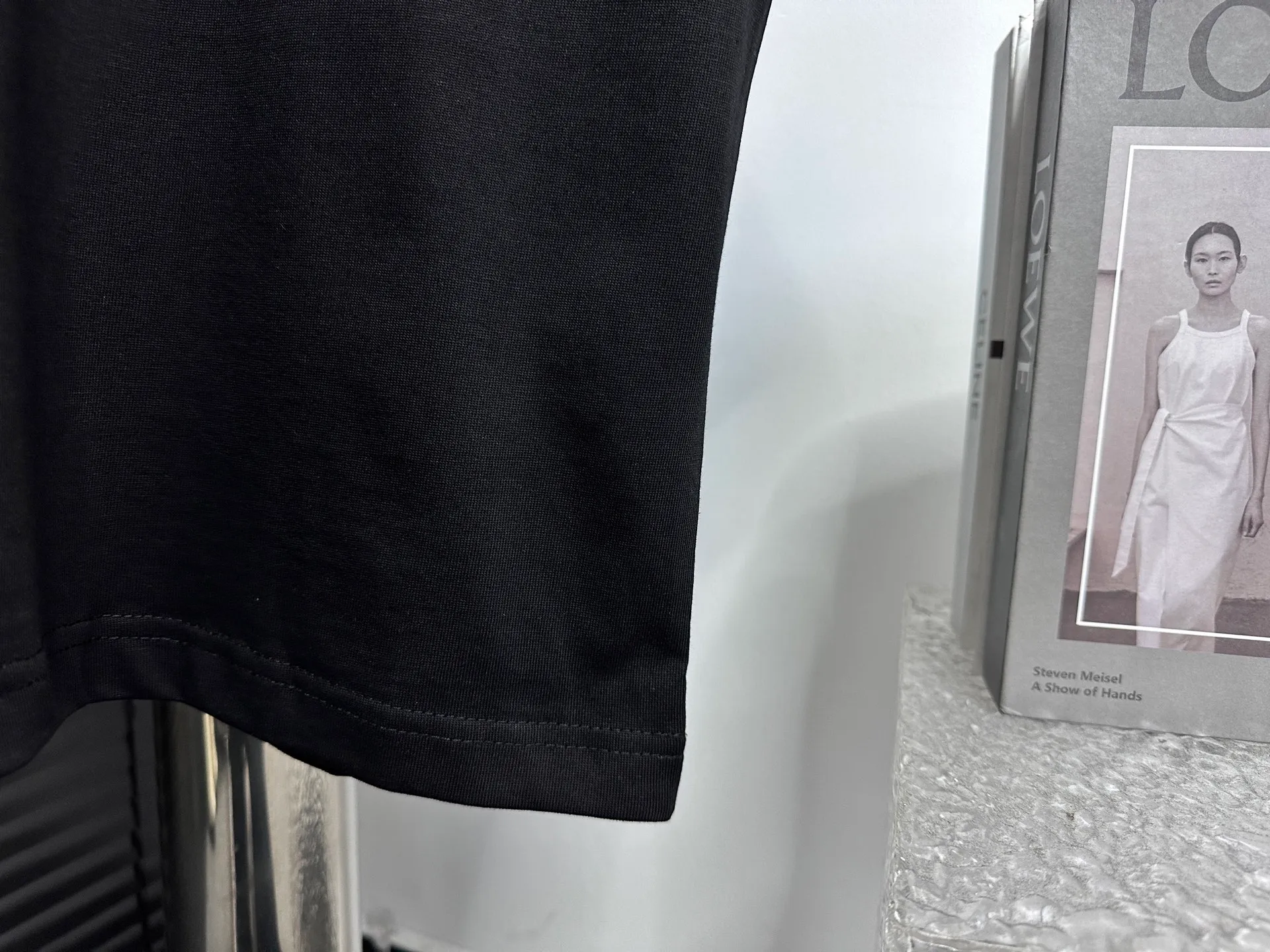 🅿️170 [CHanel] Chanel 25ss logo couple style short-sleeved T-shirt. The fabric is 260g double sand pure cotton. It feels very comfortable, fashionable and personalized. It is a super versatile and good-looking T-shirt. It is very suitable for both men and women. It is a must-have for everyone. Packaging, tag, collar label, washed wheat, complete👍 Color: black, white Size: XS-L