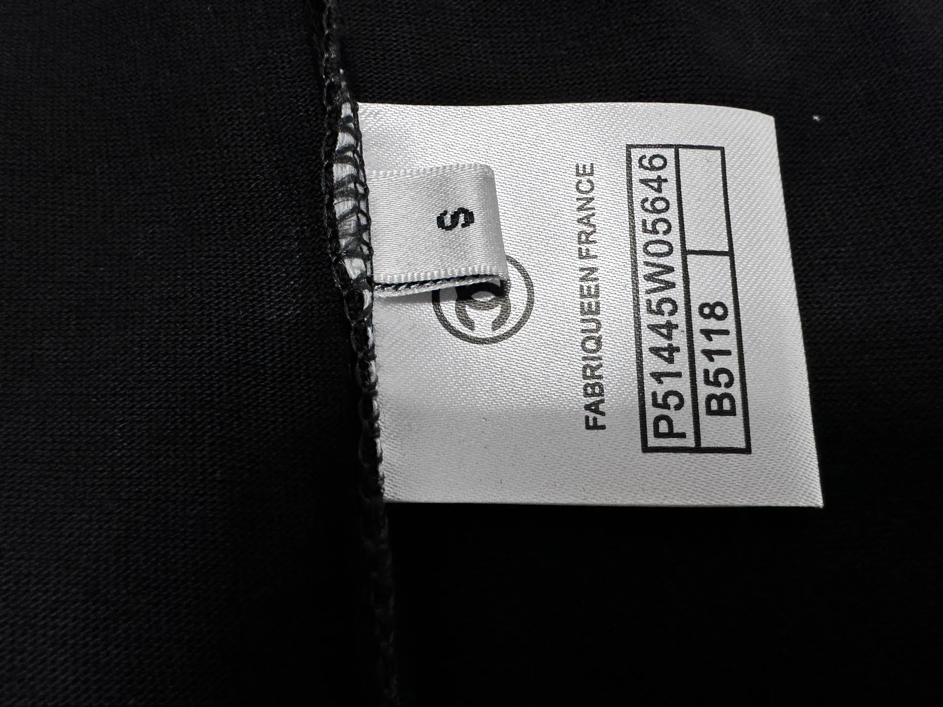 🅿️170 [CHanel] Chanel 25ss logo couple style short-sleeved T-shirt. The fabric is 260g double sand pure cotton. It feels very comfortable, fashionable and personalized. It is a super versatile and good-looking T-shirt. It is very suitable for both men and women. It is a must-have for everyone. Packaging, tag, collar label, washed wheat, complete👍 Color: black, white Size: XS-L