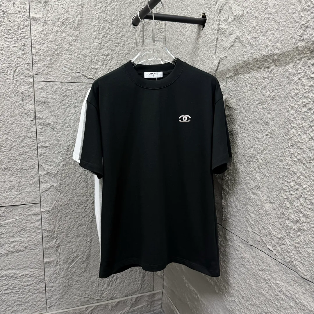 🅿️180 CHANE*Chanel*er 2025 spring and summer new style, classic letter small embroidery, customized double yarn plain cotton fabric, short-sleeved T-shirt, same style for men and women. Size: S (90-130 catties) M (120-150 catties) L (140-165 catties) XL (160-180 catties) XXL (180-210 catties) Color: black white