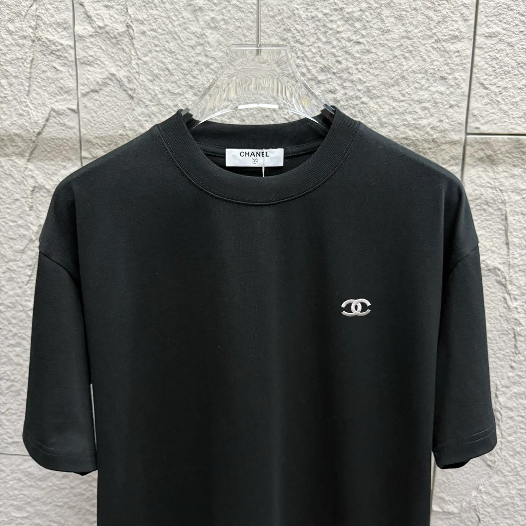 🅿️180 CHANE*Chanel*er 2025 spring and summer new style, classic letter small embroidery, customized double yarn plain cotton fabric, short-sleeved T-shirt, same style for men and women. Size: S (90-130 catties) M (120-150 catties) L (140-165 catties) XL (160-180 catties) XXL (180-210 catties) Color: black white