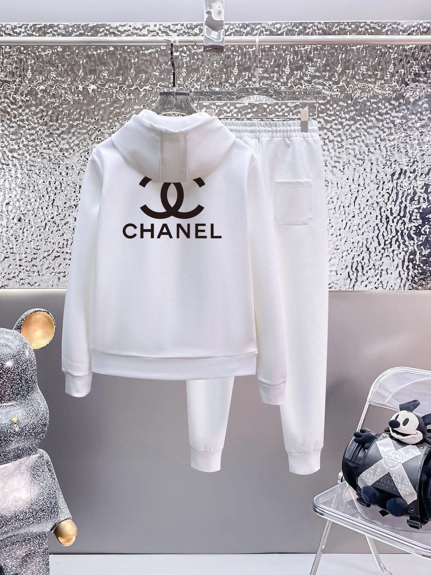 🅿️420 [CHANEL Chanel] (Fat Man Gospel) hot-selling suit is coming. Focus on the original version of the official website. 2025 new hot-selling cardigan and sweatshirt suit. The original order is the best. 🇭🇰The meticulous work of top designers. Just for a fitting and perfect upper body effect. All-natural high-quality Roman cotton 100%, close-fitting comfort, noble and elegant! Original hardware embodies elegance and nobility! Counter size: M-5XL (maximum wear up to 220 pounds)