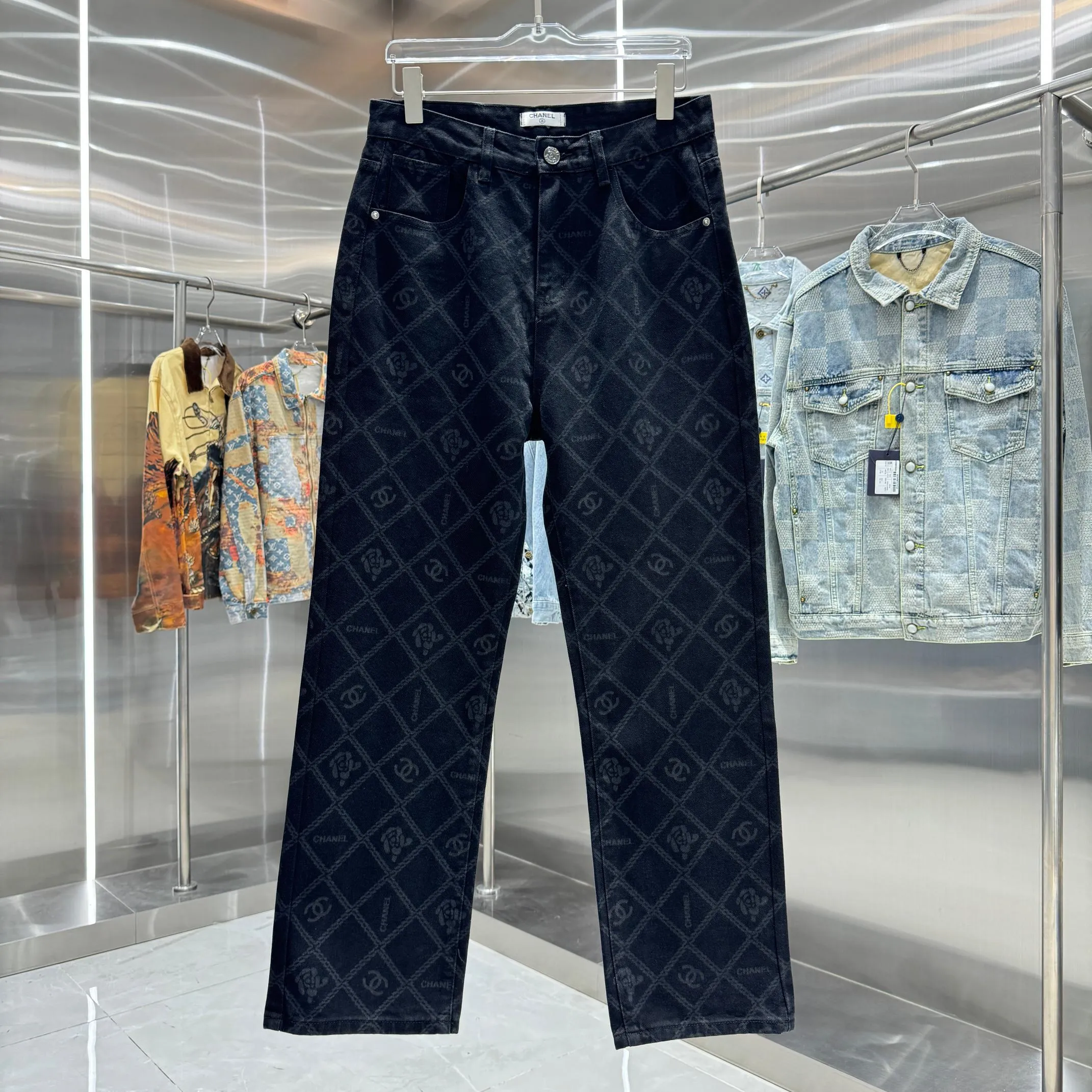 🅿️270 Chanel 25 new products, jeans with letters sprayed all over the body! Specific latest brand leather label blockbuster item ~ private channel rare product! No matter from the pattern, fabric or small details of hardware accessories, you can't be picky! Customer-supplied hardware accessories Imported customer-supplied custom-woven denim and cotton fabrics, fashionable and individual. Super versatile and good-looking, a must-have style. Very good-looking Size: 28 30 32 34 36 Color: black
