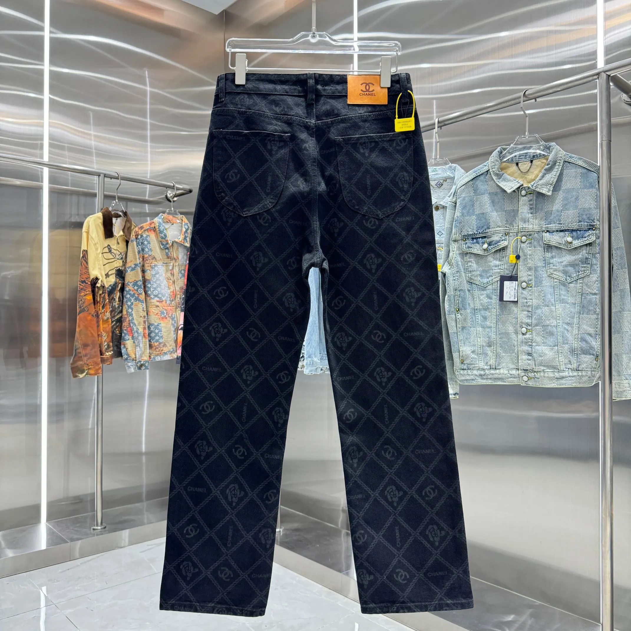 🅿️270 Chanel 25 new products, jeans with letters sprayed all over the body! Specific latest brand leather label blockbuster item ~ private channel rare product! No matter from the pattern, fabric or small details of hardware accessories, you can't be picky! Customer-supplied hardware accessories Imported customer-supplied custom-woven denim and cotton fabrics, fashionable and individual. Super versatile and good-looking, a must-have style. Very good-looking Size: 28 30 32 34 36 Color: black