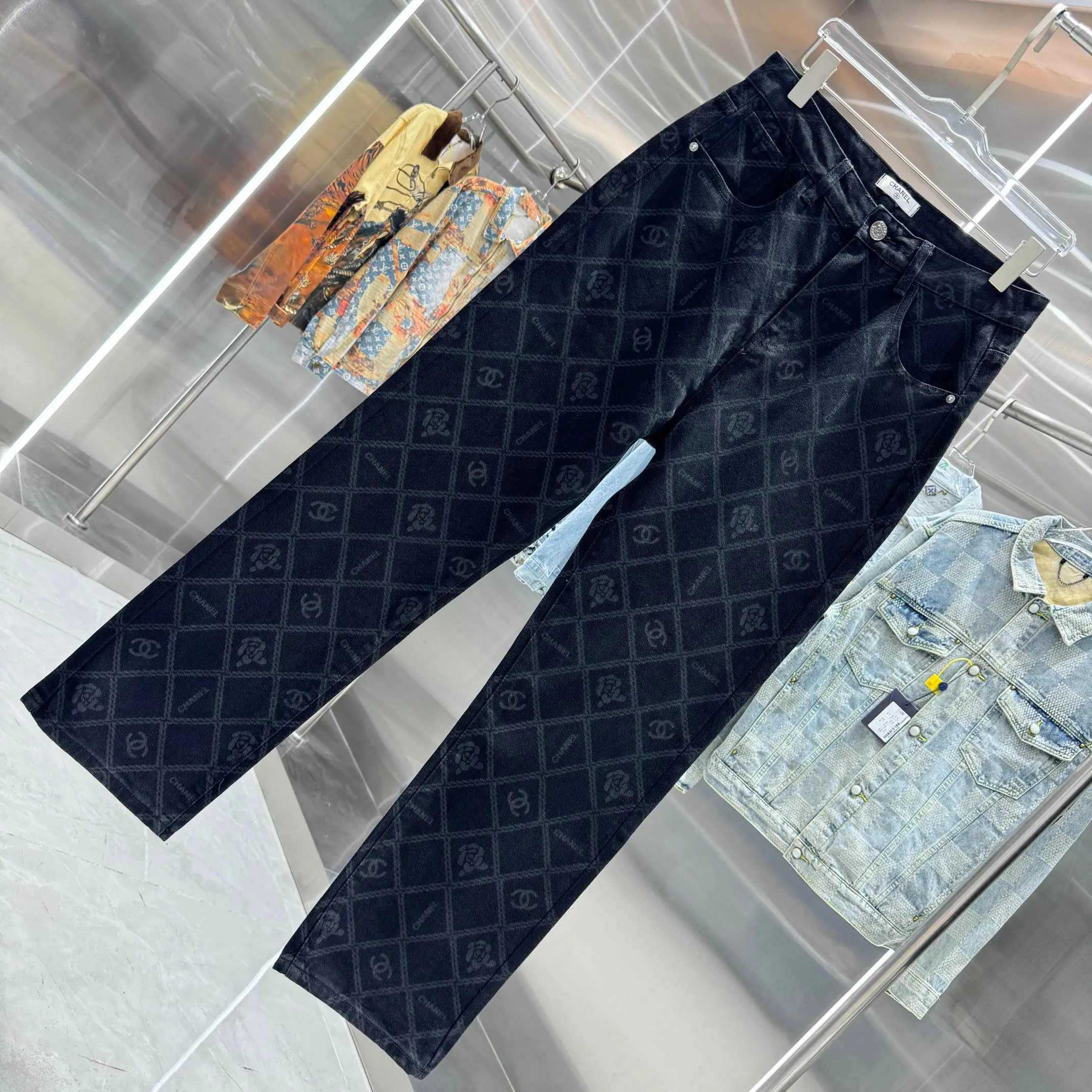 🅿️270 Chanel 25 new products, jeans with letters sprayed all over the body! Specific latest brand leather label blockbuster item ~ private channel rare product! No matter from the pattern, fabric or small details of hardware accessories, you can't be picky! Customer-supplied hardware accessories Imported customer-supplied custom-woven denim and cotton fabrics, fashionable and individual. Super versatile and good-looking, a must-have style. Very good-looking Size: 28 30 32 34 36 Color: black