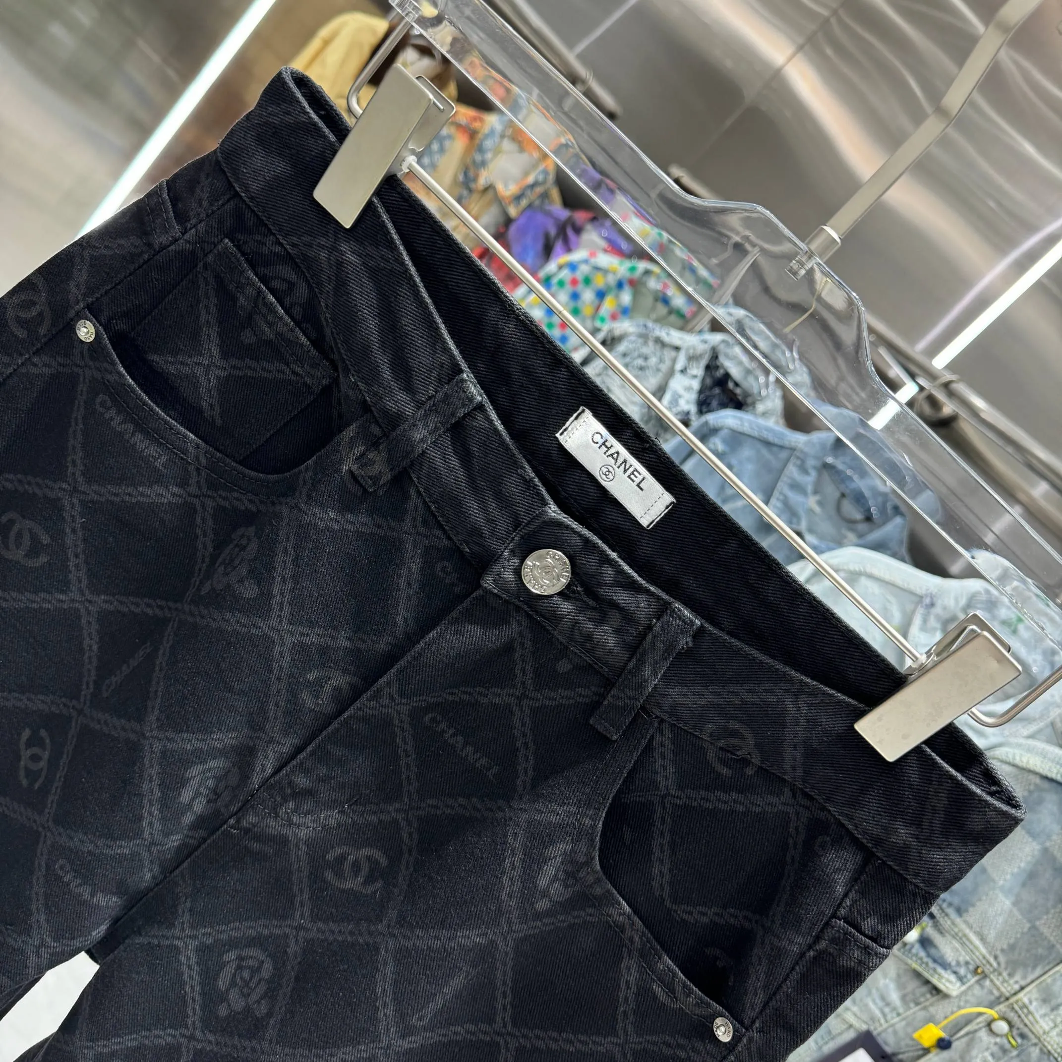 🅿️270 Chanel 25 new products, jeans with letters sprayed all over the body! Specific latest brand leather label blockbuster item ~ private channel rare product! No matter from the pattern, fabric or small details of hardware accessories, you can't be picky! Customer-supplied hardware accessories Imported customer-supplied custom-woven denim and cotton fabrics, fashionable and individual. Super versatile and good-looking, a must-have style. Very good-looking Size: 28 30 32 34 36 Color: black