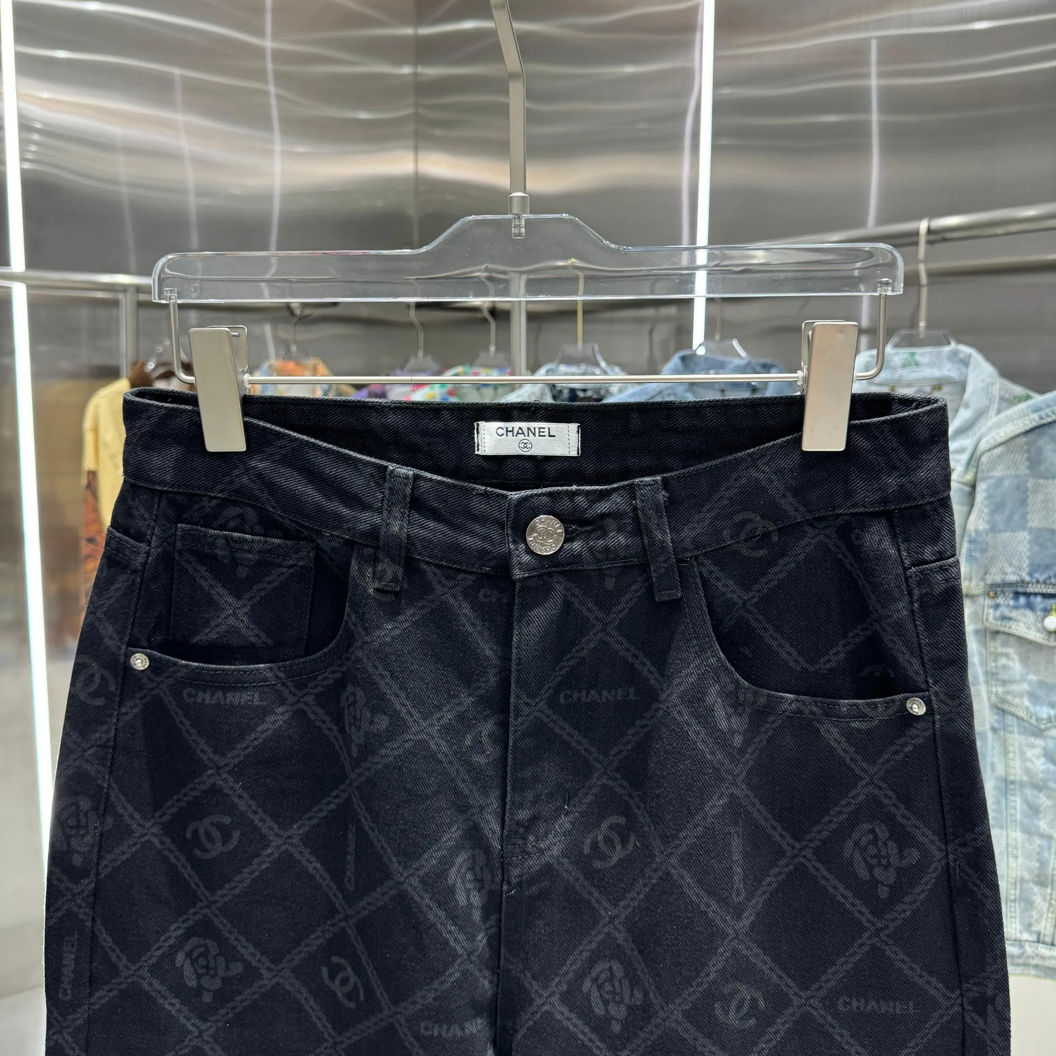🅿️270 Chanel 25 new products, jeans with letters sprayed all over the body! Specific latest brand leather label blockbuster item ~ private channel rare product! No matter from the pattern, fabric or small details of hardware accessories, you can't be picky! Customer-supplied hardware accessories Imported customer-supplied custom-woven denim and cotton fabrics, fashionable and individual. Super versatile and good-looking, a must-have style. Very good-looking Size: 28 30 32 34 36 Color: black
