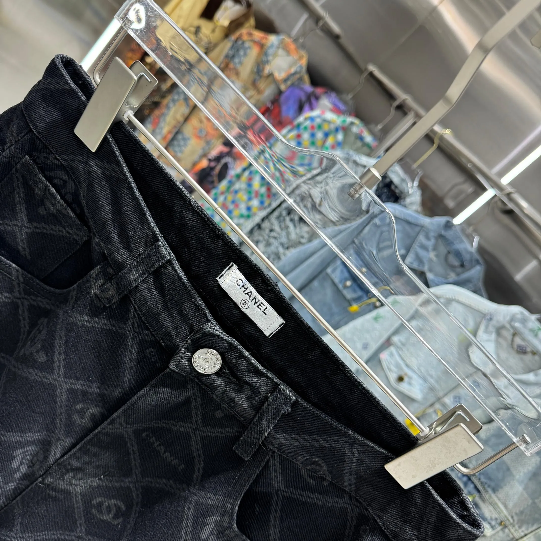 🅿️270 Chanel 25 new products, jeans with letters sprayed all over the body! Specific latest brand leather label blockbuster item ~ private channel rare product! No matter from the pattern, fabric or small details of hardware accessories, you can't be picky! Customer-supplied hardware accessories Imported customer-supplied custom-woven denim and cotton fabrics, fashionable and individual. Super versatile and good-looking, a must-have style. Very good-looking Size: 28 30 32 34 36 Color: black