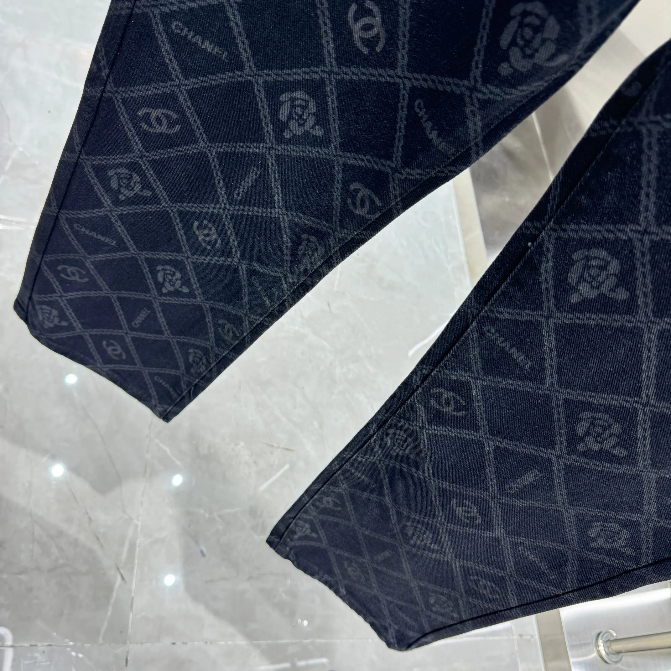 🅿️270 Chanel 25 new products, jeans with letters sprayed all over the body! Specific latest brand leather label blockbuster item ~ private channel rare product! No matter from the pattern, fabric or small details of hardware accessories, you can't be picky! Customer-supplied hardware accessories Imported customer-supplied custom-woven denim and cotton fabrics, fashionable and individual. Super versatile and good-looking, a must-have style. Very good-looking Size: 28 30 32 34 36 Color: black