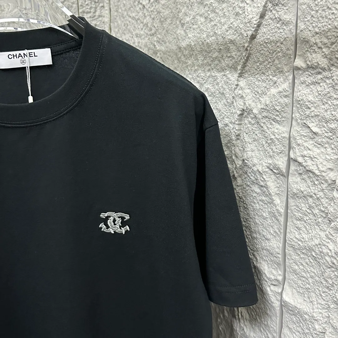 🅿️190 CHANE*Chanel*er 2025 spring and summer new style Classic bamboo letter embroidery Personalized three-dimensional silicone armband Customized double yarn plain cotton fabric Short-sleeved T-shirt Unisex Size: S (90-130 catties) M (120-150 catties) L (140-165 catties) XL (160-180 catties) XXL (180-210 pounds) Color: black white