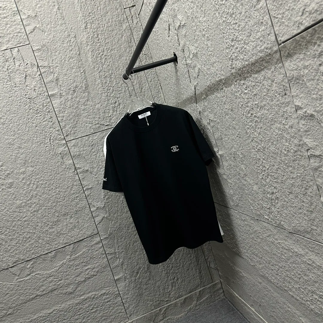 🅿️190 CHANE*Chanel*er 2025 spring and summer new style Classic bamboo letter embroidery Personalized three-dimensional silicone armband Customized double yarn plain cotton fabric Short-sleeved T-shirt Unisex Size: S (90-130 catties) M (120-150 catties) L (140-165 catties) XL (160-180 catties) XXL (180-210 pounds) Color: black white
