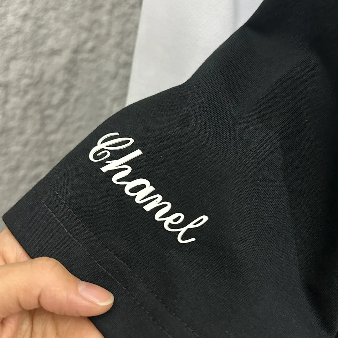 🅿️190 CHANE*Chanel*er 2025 spring and summer new style Classic bamboo letter embroidery Personalized three-dimensional silicone armband Customized double yarn plain cotton fabric Short-sleeved T-shirt Unisex Size: S (90-130 catties) M (120-150 catties) L (140-165 catties) XL (160-180 catties) XXL (180-210 pounds) Color: black white