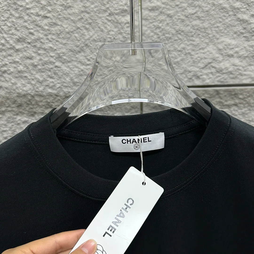 🅿️190 CHANE*Chanel*er 2025 spring and summer new style Classic bamboo letter embroidery Personalized three-dimensional silicone armband Customized double yarn plain cotton fabric Short-sleeved T-shirt Unisex Size: S (90-130 catties) M (120-150 catties) L (140-165 catties) XL (160-180 catties) XXL (180-210 pounds) Color: black white