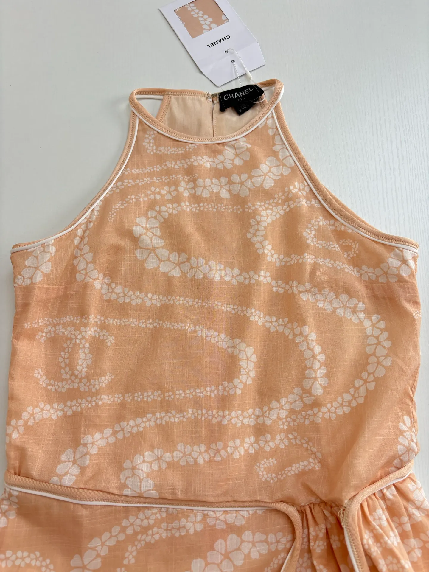 🅿️590 Chane*/Chanel Xiaoxiang 25coco beach holiday series new vest dress. Custom-woven and dyed cotton printed fabric. Decorated with flowers and brand logo patterns. The hem is slit to highlight the figure. Paired with a belt of the same color. A must-have for traveling babies. Size: 36/38/40