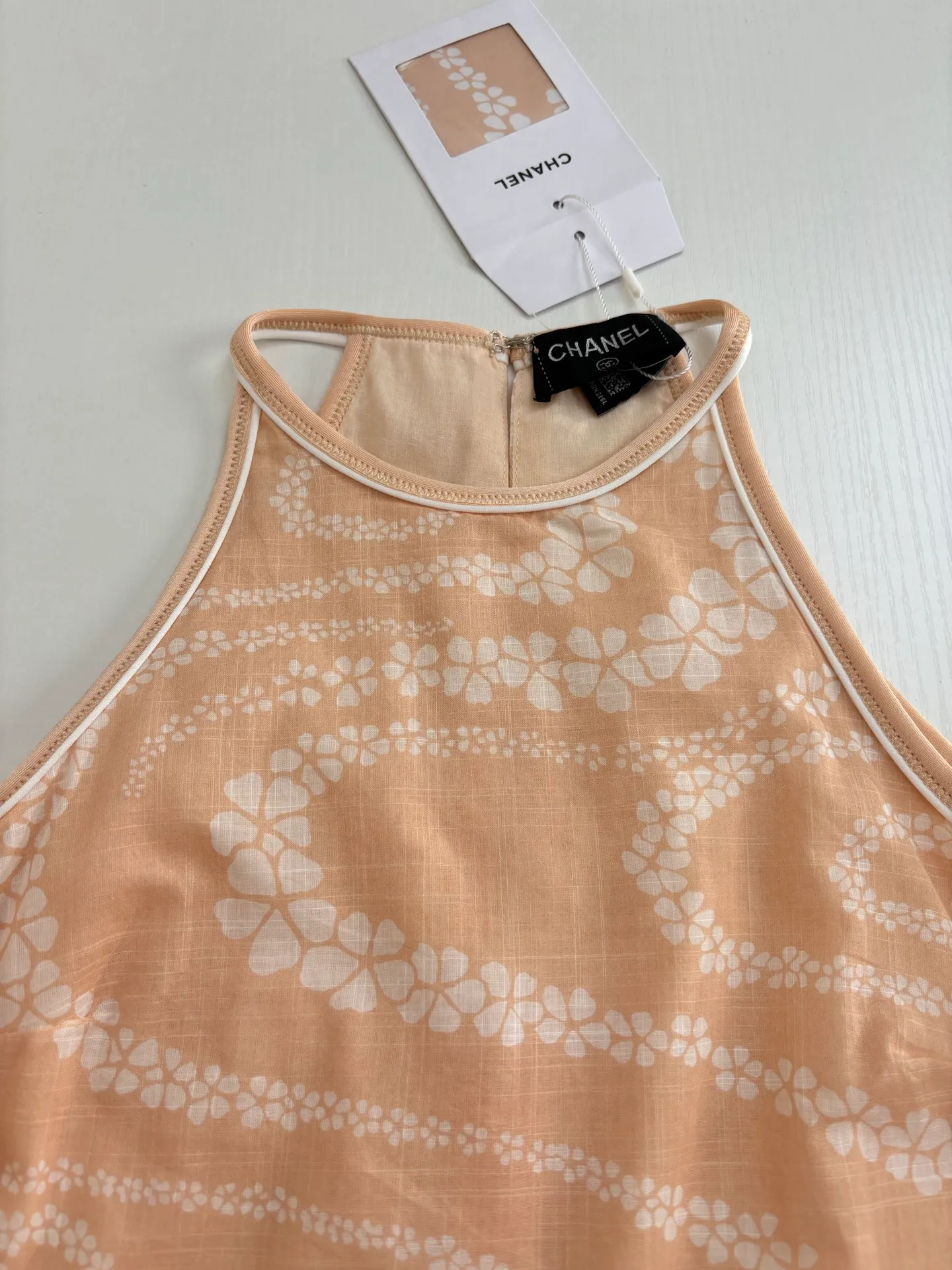 🅿️590 Chane*/Chanel Xiaoxiang 25coco beach holiday series new vest dress. Custom-woven and dyed cotton printed fabric. Decorated with flowers and brand logo patterns. The hem is slit to highlight the figure. Paired with a belt of the same color. A must-have for traveling babies. Size: 36/38/40
