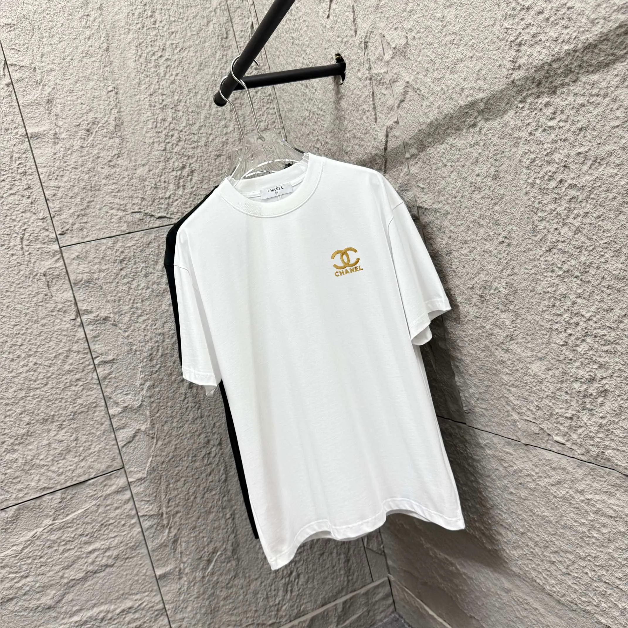🅿️180 Chane*Chanel*2025 spring and summer new style Classic letter totem embroidery Customized double yarn plain cotton fabric Short-sleeved T-shirt Uniform for men and women Size: S (90-130 catties) M (120-150 catties) L (140-165 catties) XL (160-180 catties) XXL (180-210 catties) Color: Black white