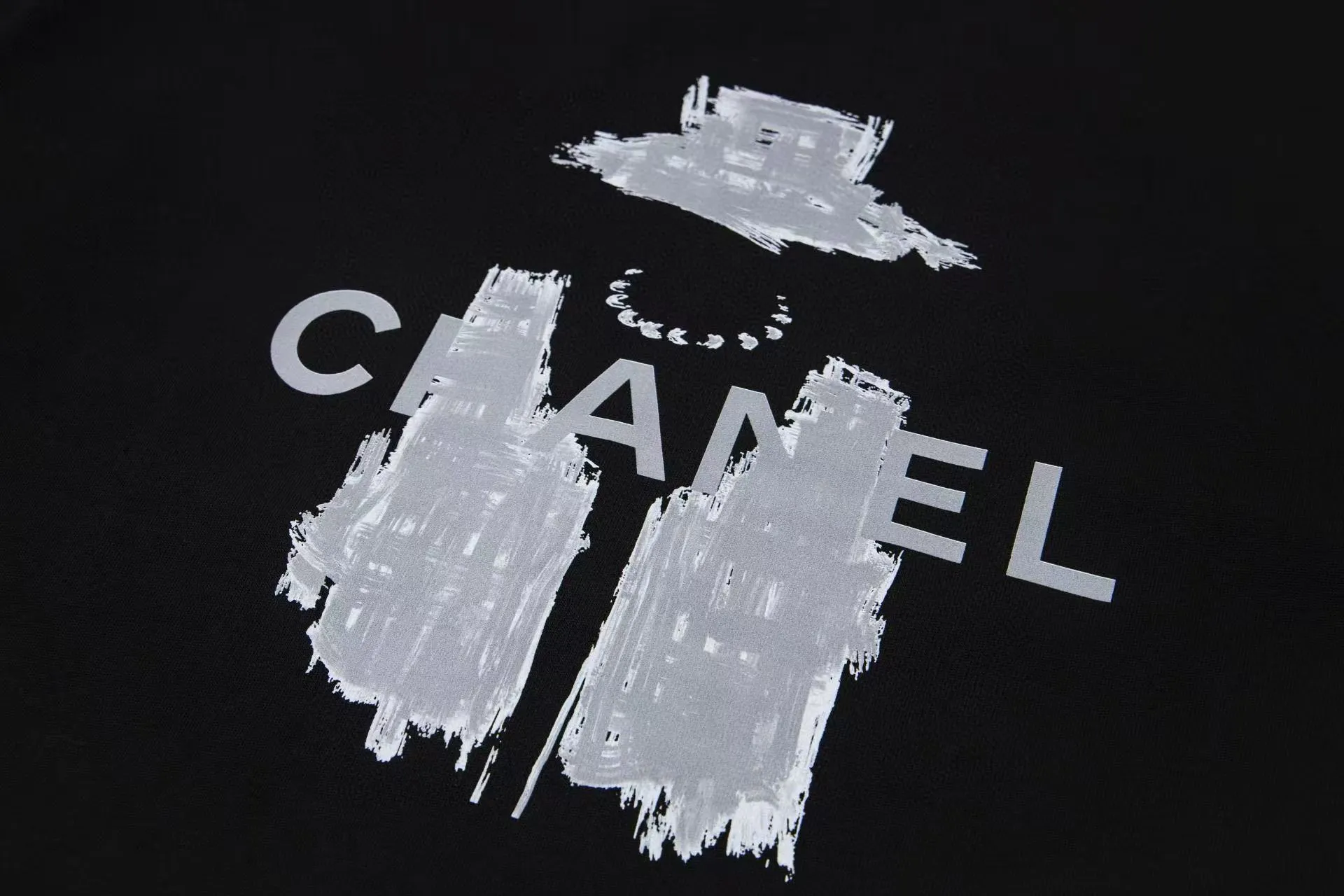 🅿️170 CHanel/Chanel 25ss logo couple style short-sleeved T-shirt. The fabric is 260g double sand pure cotton. It feels very comfortable, fashionable and personalized. It is a super versatile and good-looking T-shirt. It is very suitable for both men and women. It is a must-have for everyone. Packaging, tag, collar label, washed wheat, complete 👍 Color: black, white Size: XS-L