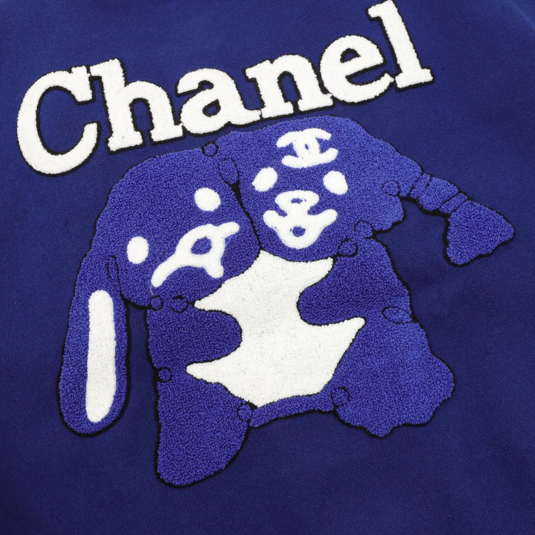 🅿️620 CHANEL/Chanel patchwork flocked embroidered baseball jacket jacket Warm reminder: It is recommended to hand wash or dry clean! ! This year is particularly popular. Baseball uniform jackets are available at all levels on the market (you must compare the details). The most powerful quality control. Baseball uniforms have been produced and researched for 7 years. The details are exquisite. With it, you will be the most handsome boy in the world. The fully painted four-button buckle (button with LOGO), the fabric is customized for more than a month. It is not ready-made in the market. It is made of wool blend, custom-woven and dyed. It has high color fastness. It is recommended to hand wash or dry clean for the first time. "Custom-woven knitted rib at the hem", the lining is made of silky and delicate cupro fiber material, which can be worn directly next to the body. It is extremely comfortable, a heavyweight item, purchase version! Size：XS-L